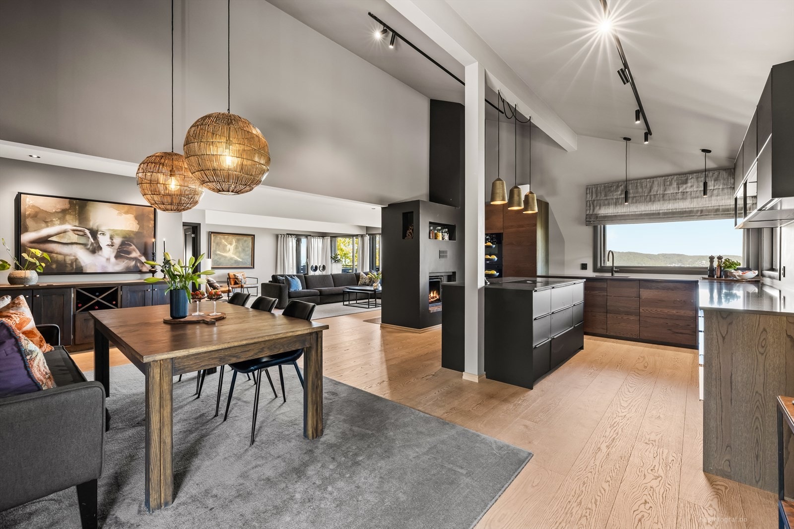 Boligen har et pent Svane kjøkken fra 2020 med bla. Cooker-kran, damp og vanlig stekeovn og Bora koketopp med benkeventilator Galleribilde