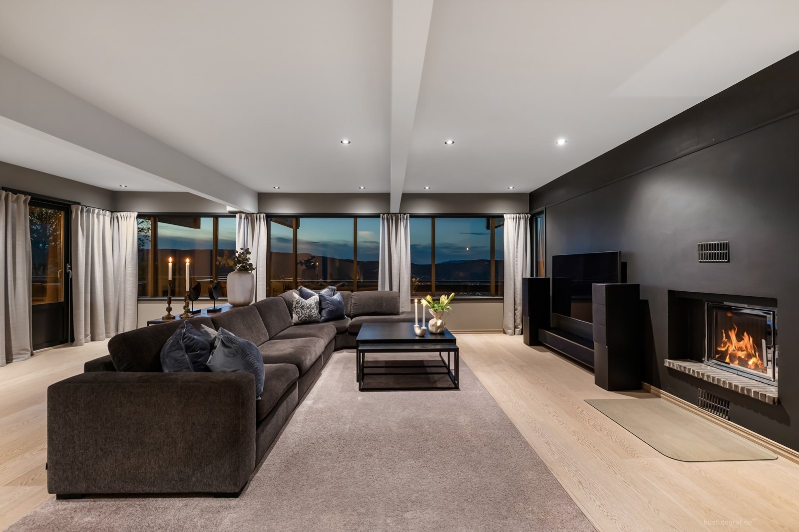 Peis-innsats med gjennomsyn, slik at den nytes både fra stue og kjøkken Galleribilde