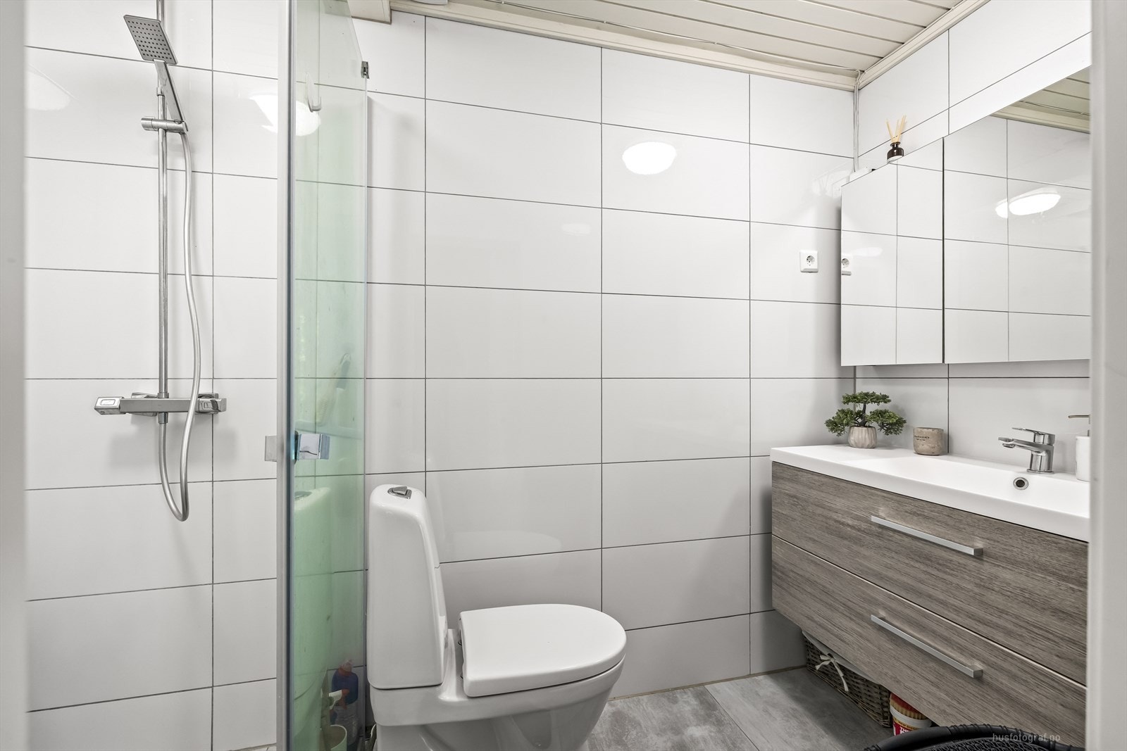 Flislagt bad med toalett, servant og dusjhjørne Galleribilde