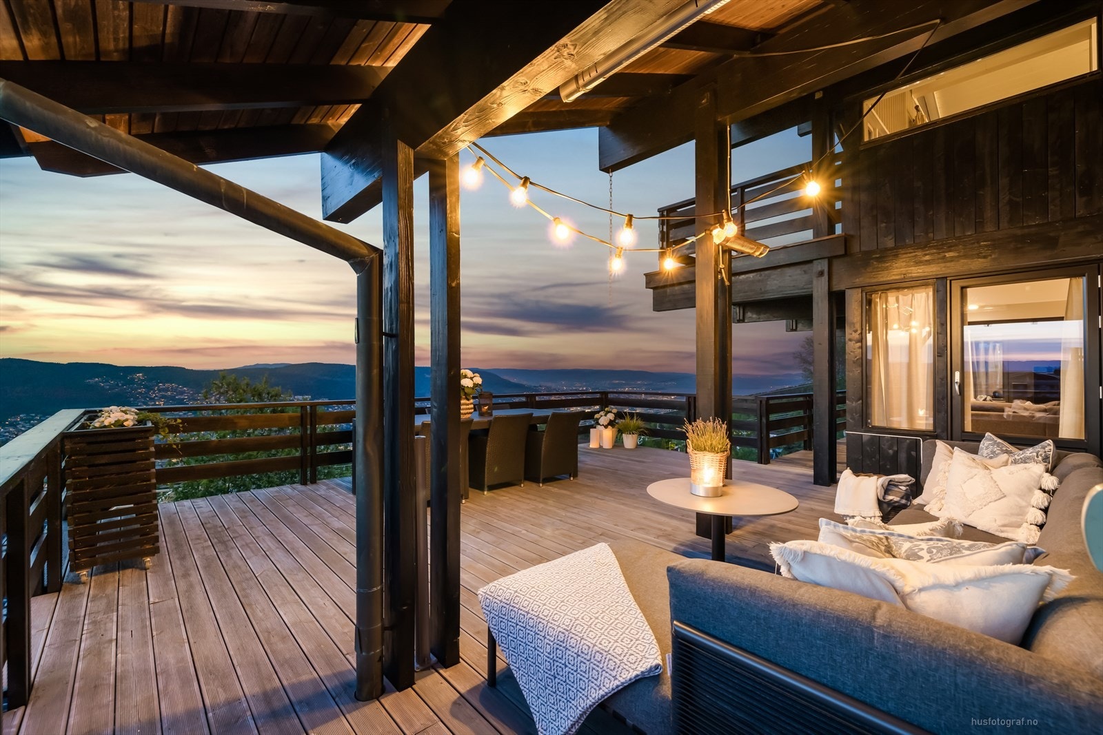 Direkte utgang fra stue til hyggelig overbygget uteplass Galleribilde