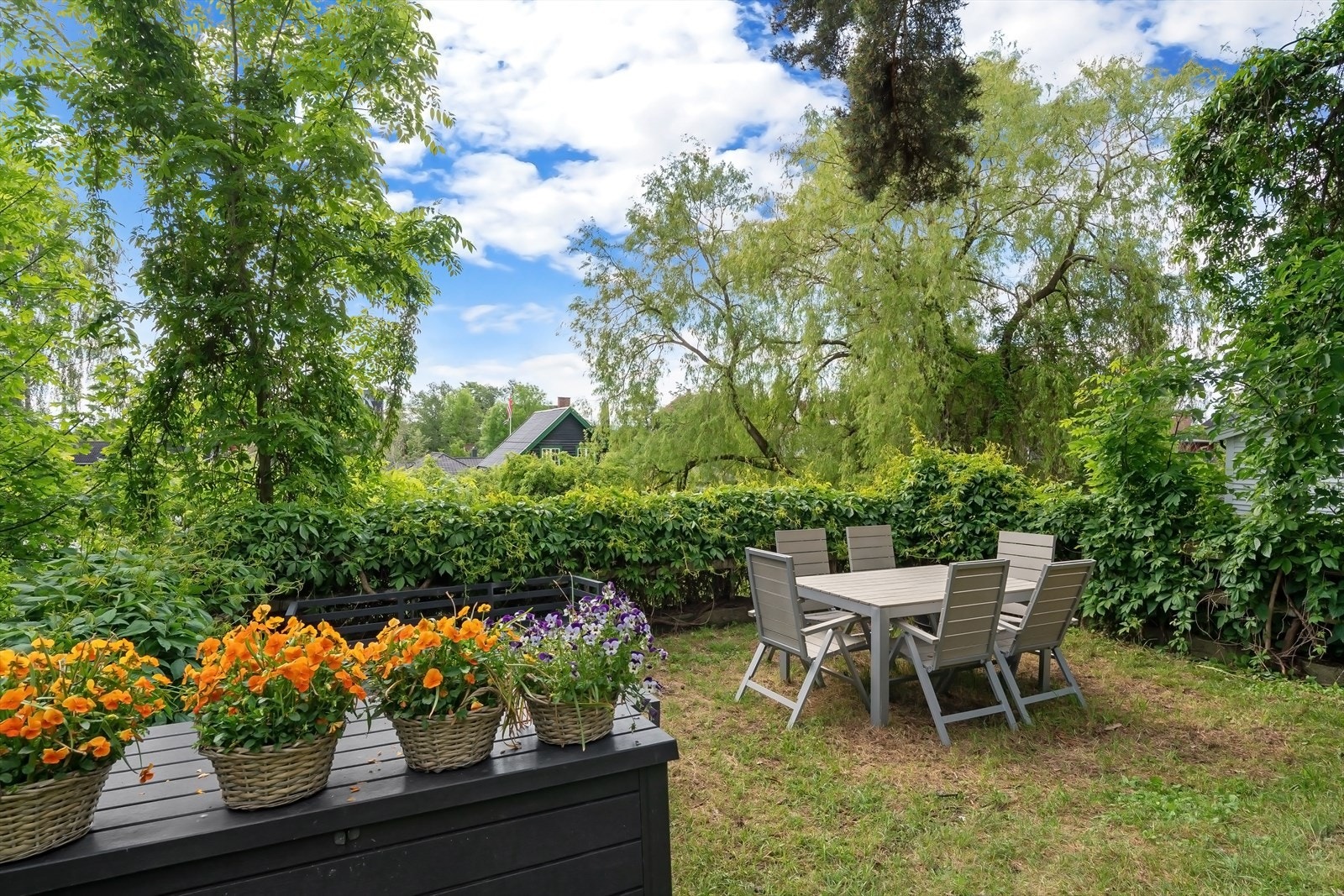 Hyggelig og usjenert uteplass på sydsiden av huset Galleribilde