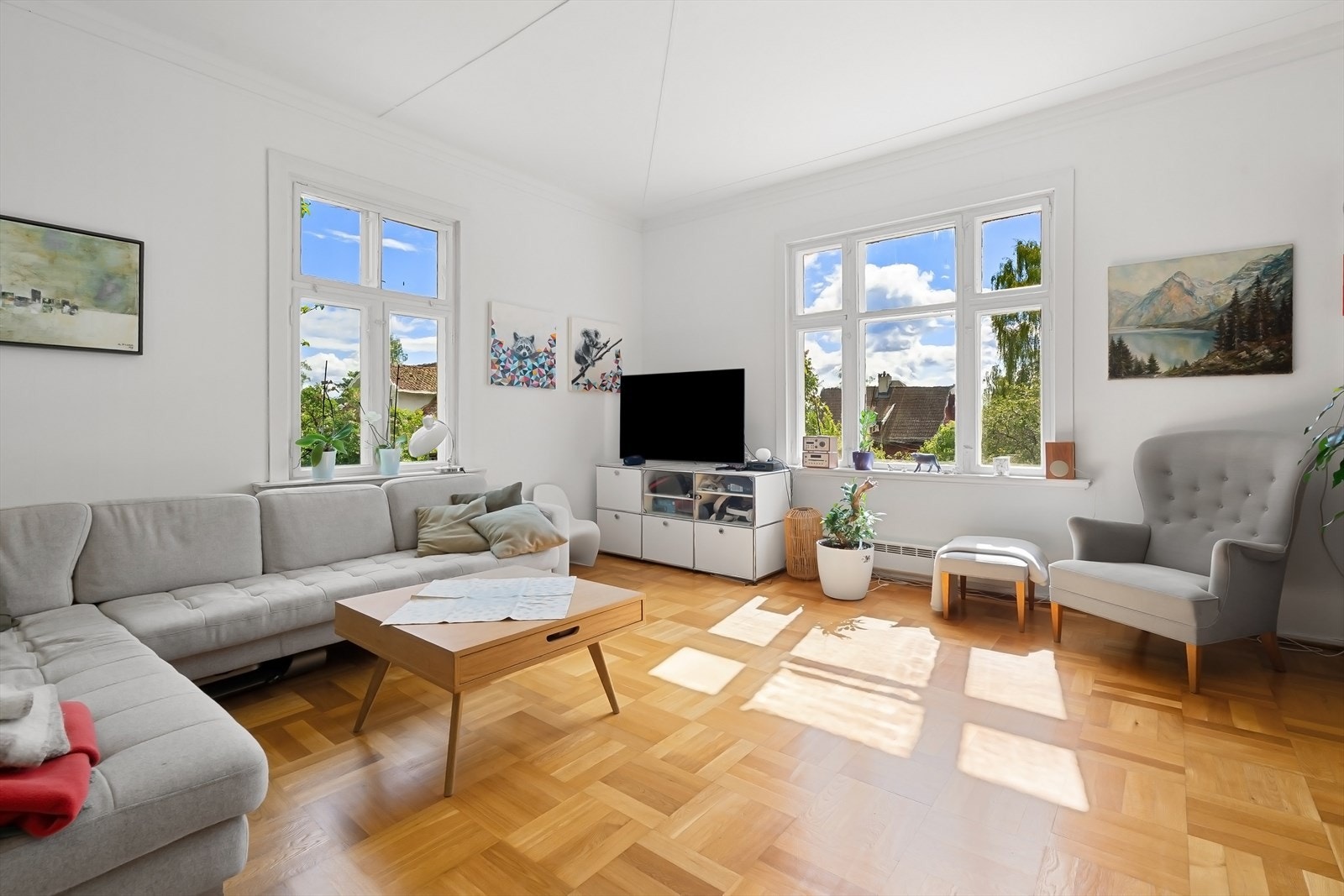 Boligen har blant annet 2 romslige stuer i 1.etg. Galleribilde