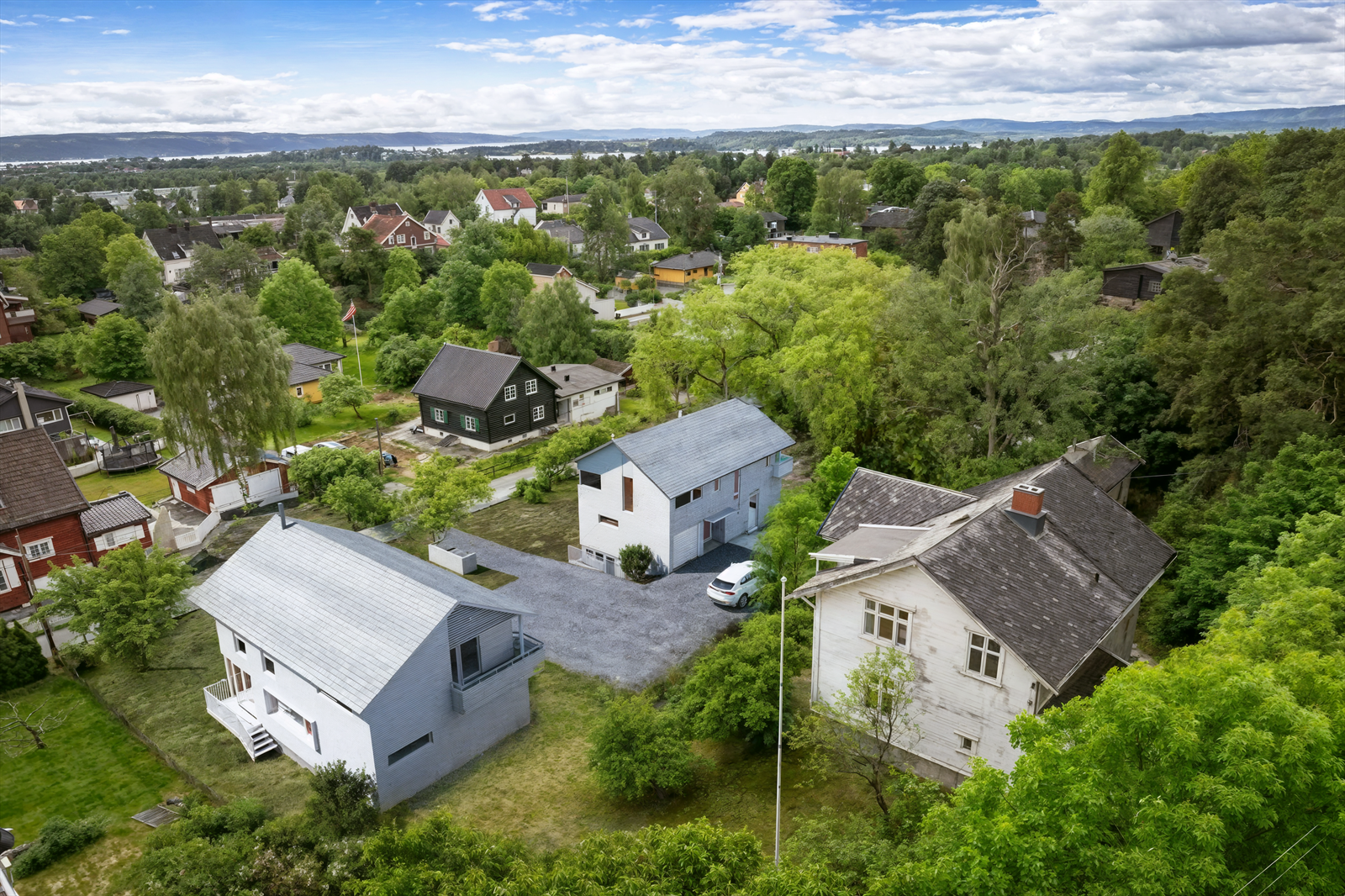 Eiendommen skal seksjoneres og bebygges med 2 nye eneboliger. Eksempel med 3D visualisering, endringer kan forekomme Galleribilde