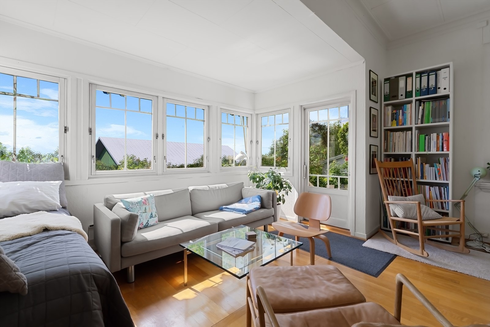 Eiendommen skal seksjoneres og bebygges med 2 nye eneboliger. Eksempel med 3D visualisering, endringer kan forekomme Galleribilde