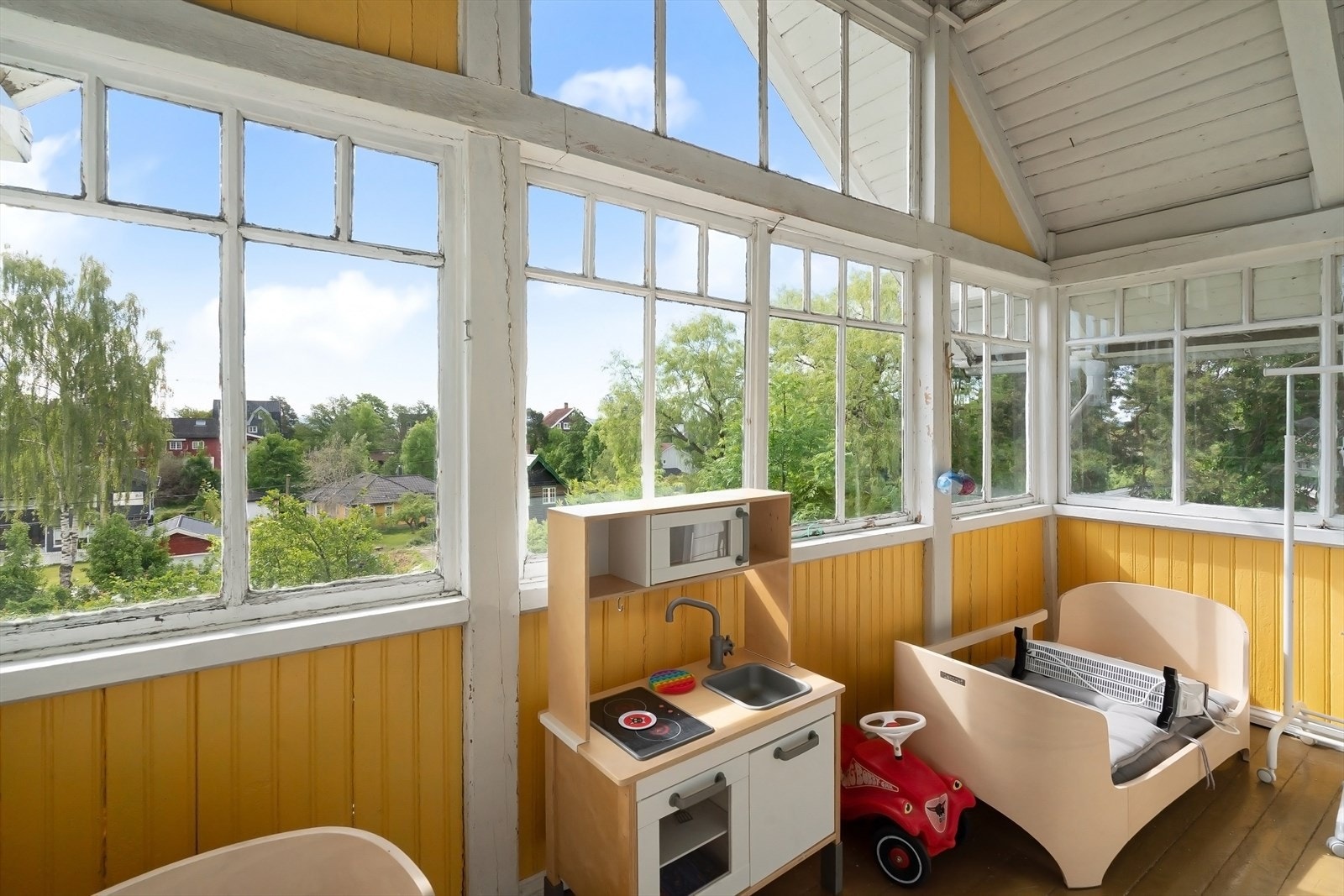 Innglasset og uisolert balkong i 2.etg. Galleribilde