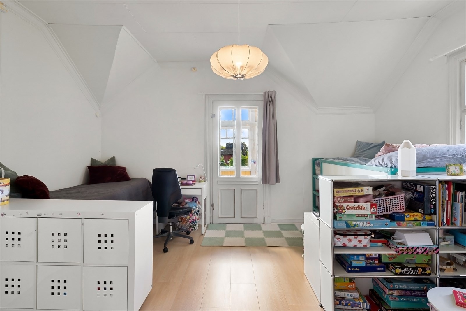 Soverom nr. 3 med utgang til innglasset balkong Galleribilde