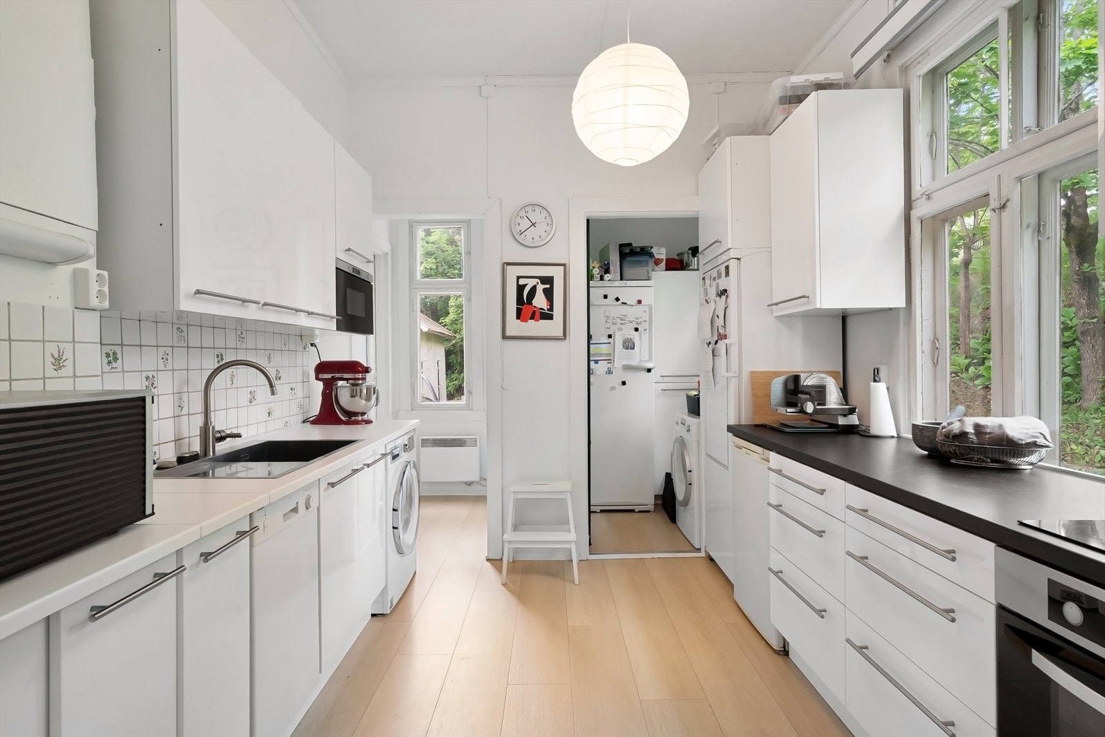 Romslig kjøkken med spiskammers Galleribilde