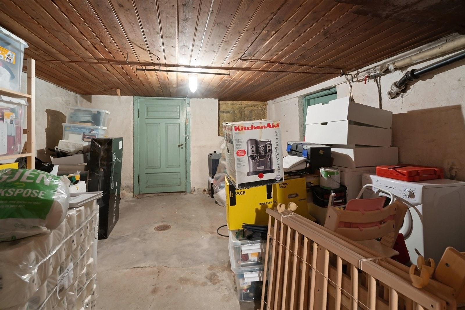 Fra en av bodene er det utgang til hagen via kjellertrapp Galleribilde