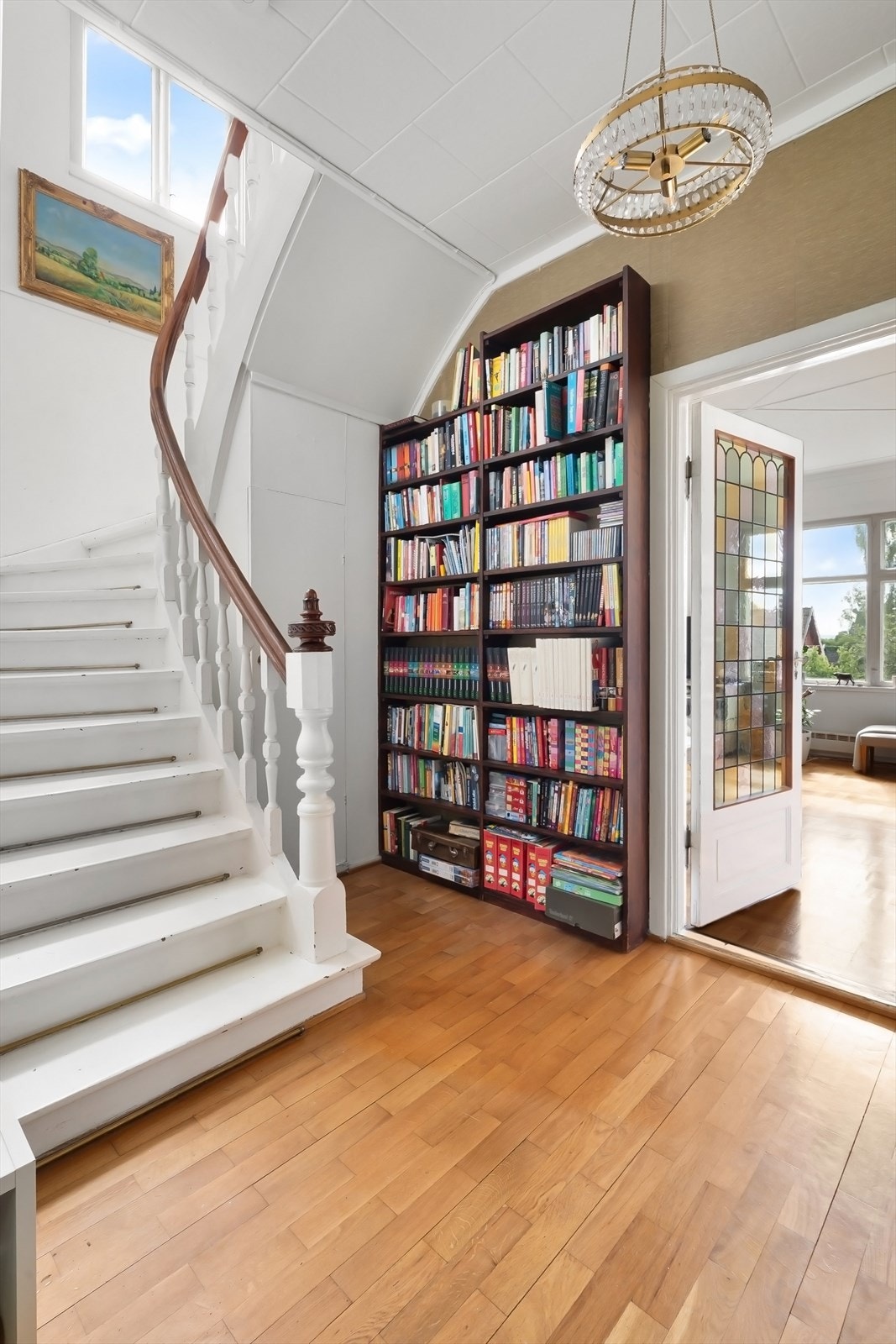 Hall i 1.etg. med originale bokhyller Galleribilde