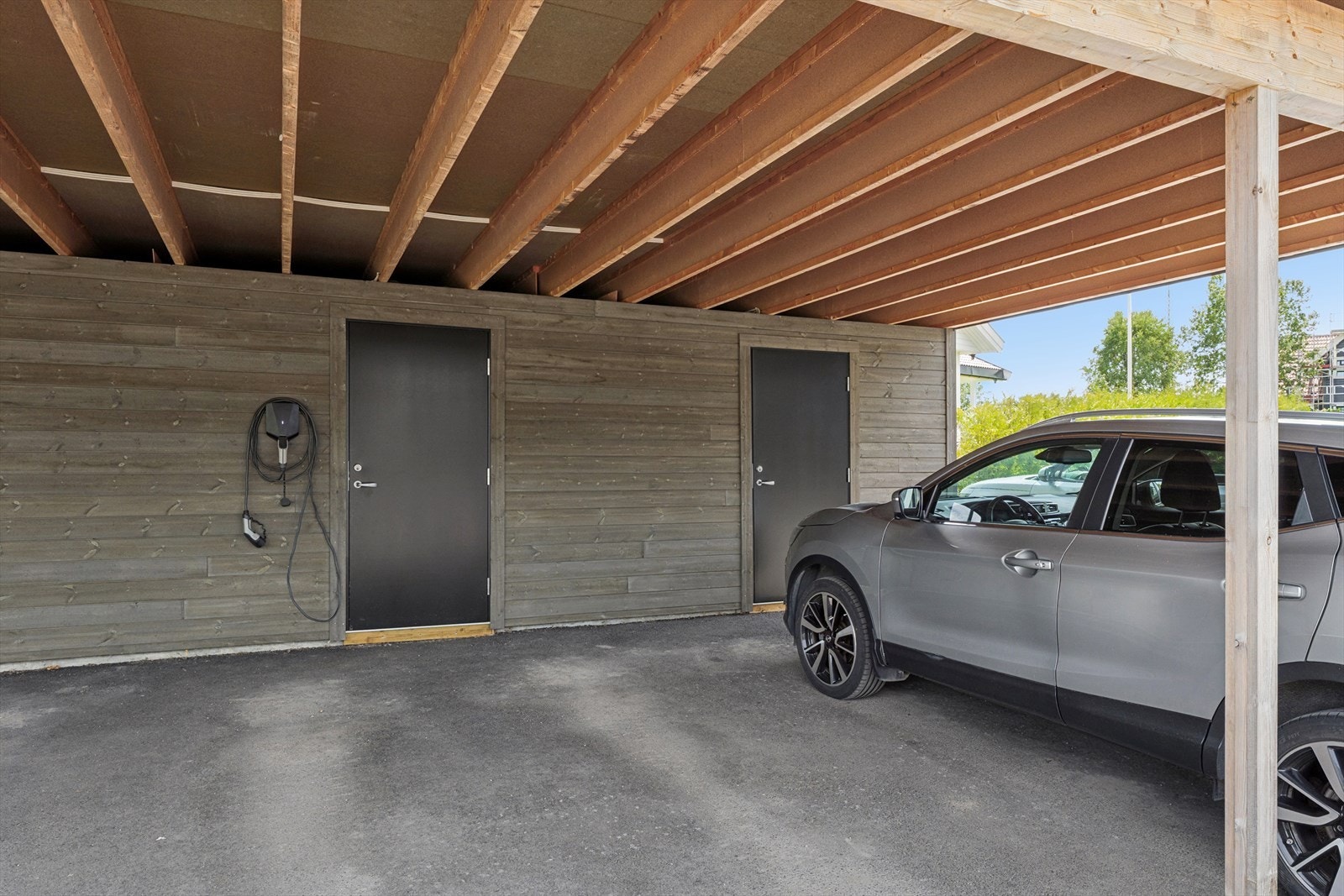 arkering på fast plass i carport. Carportene med El-bil lader med bod er tillagt seksjonene som tilleggsareal. Galleribilde
