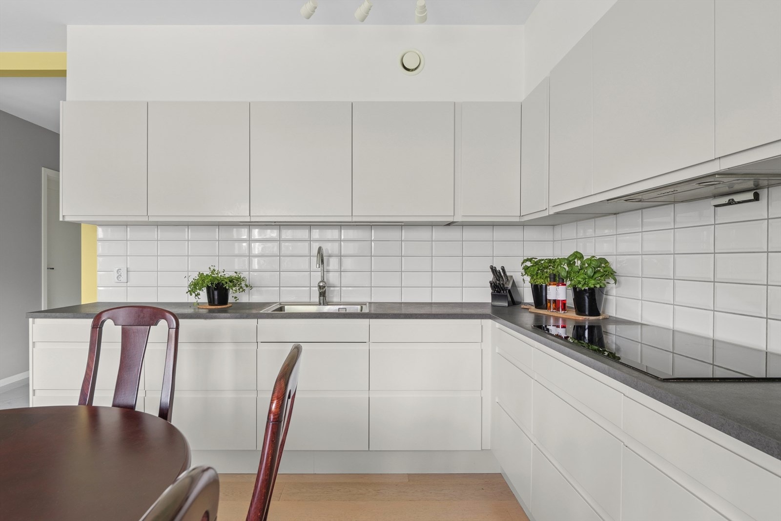 Innredning med glatte fronter og laminat benkeplate. Kjøkkenet er videre utstyrt med oppvaskmaskin, platetopp, micro, stekeovn, vannstoppsystem og komfyrvakt. Galleribilde