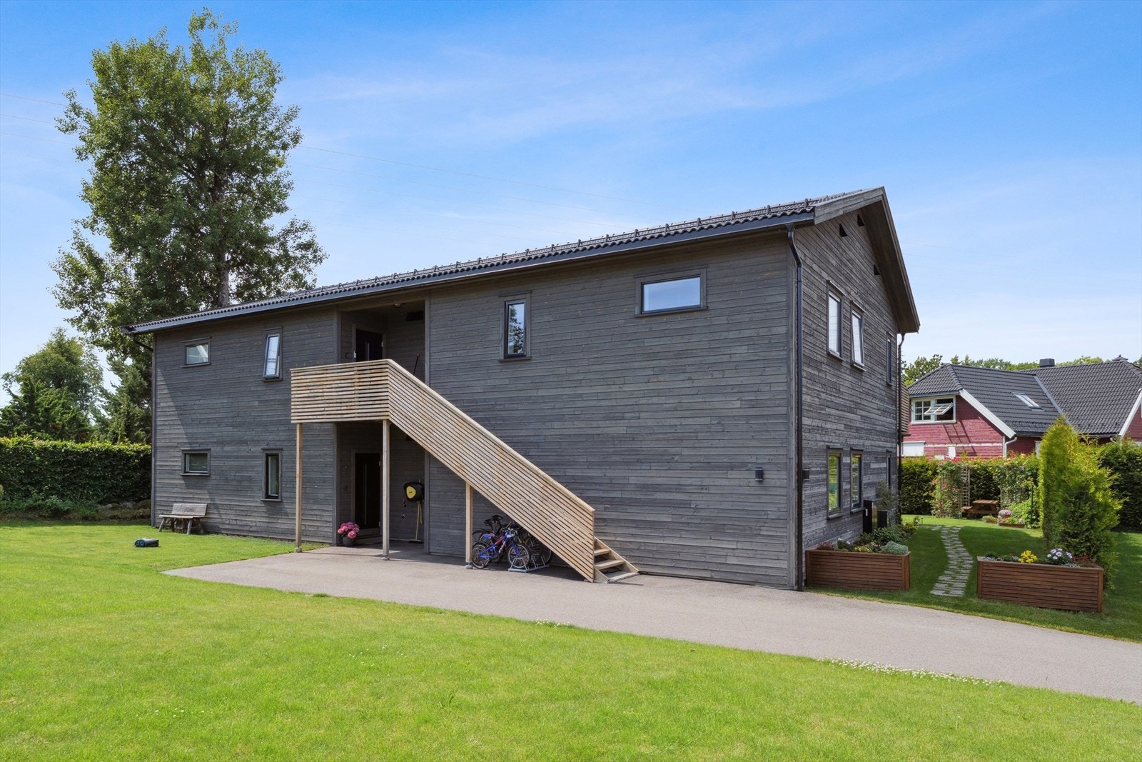 Eiendommen ligger i et ettertraktet og etablert boområde sentralt i Tønsberg. Leiligheten ligger i 1 etasje til høyre med blomsterkasser og gangvei inn til egen hage. Galleribilde