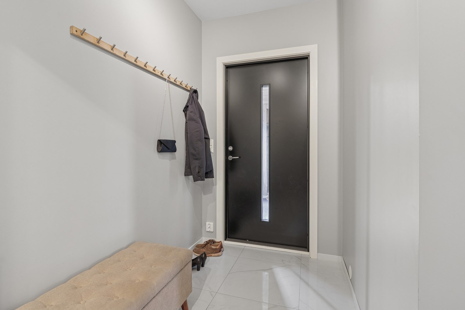 Innbydende entré/gang med plass til oppbevaring av yttertøy og sko i garderobe - Flislagt gulv med 60*60 fliser. Velkommen inn! Galleribilde