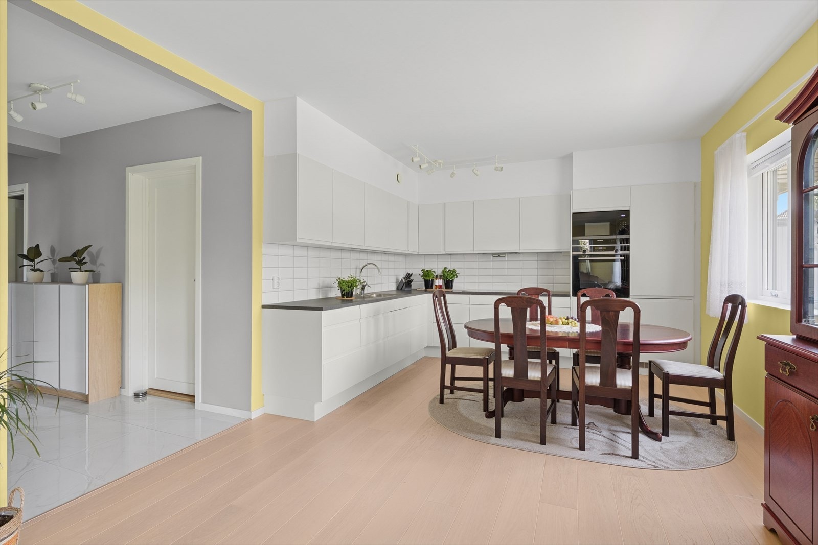 Et slitesterkt og stilfullt kjøkken med nordisk design. Galleribilde