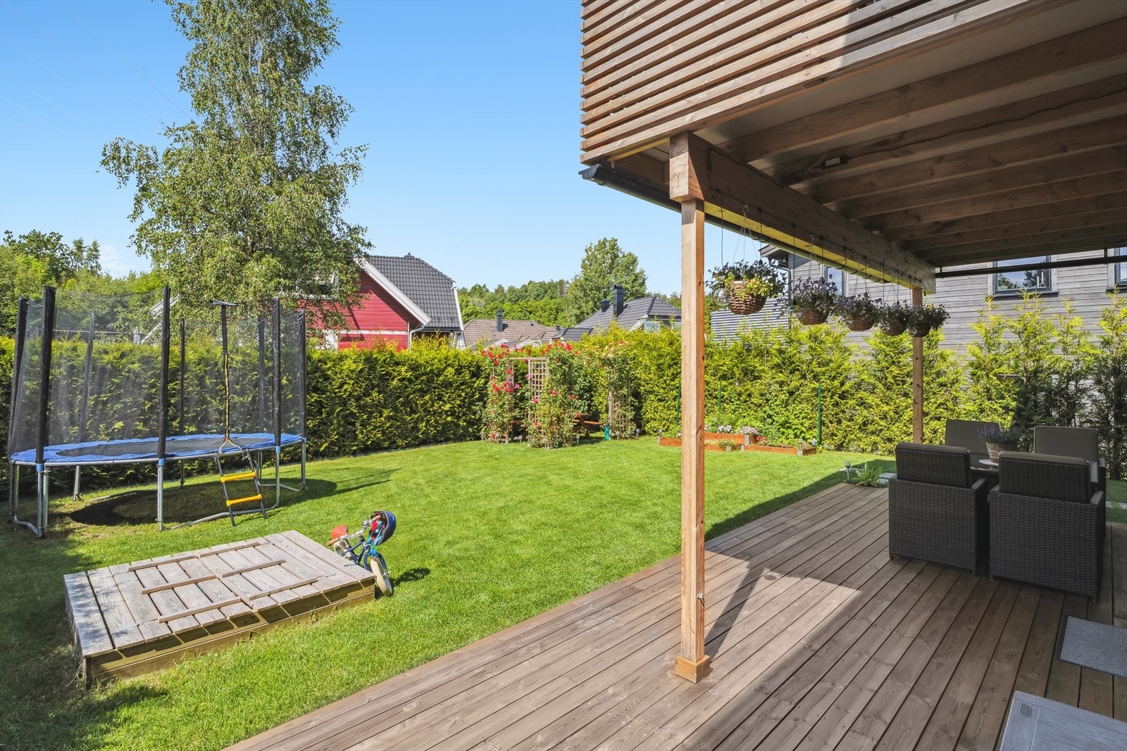 Egen solfylt hage, samt egen markterrasse på 27 m² Galleribilde