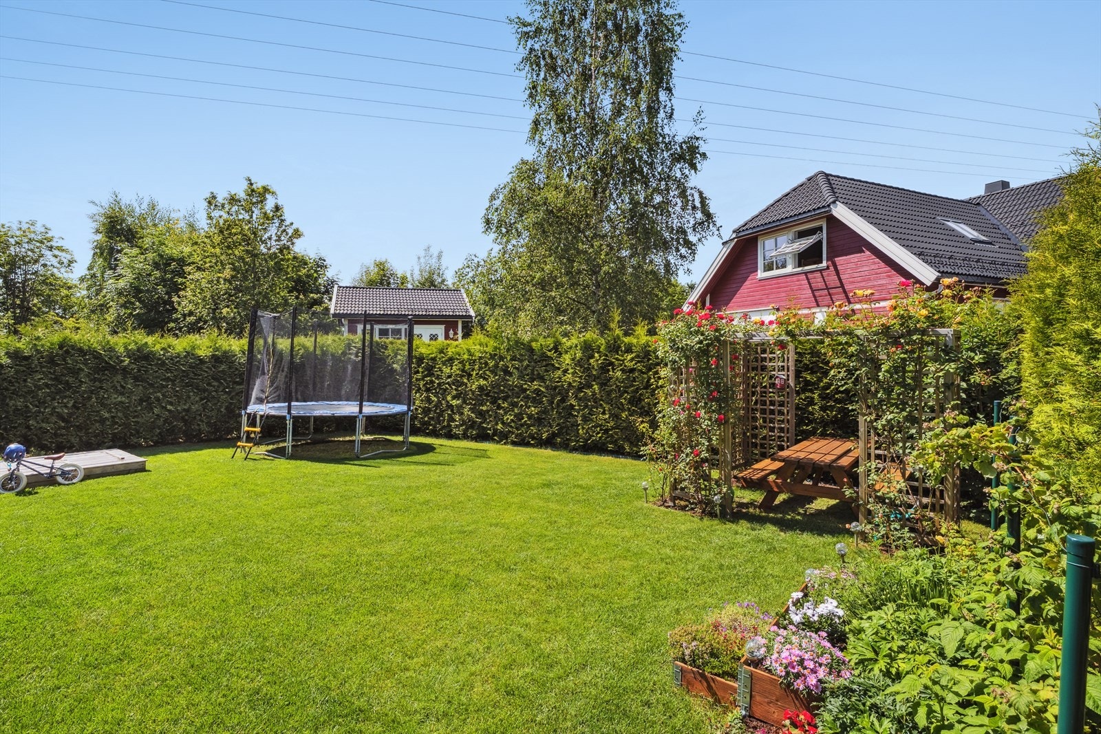 Stor egen hage for lek og hygge. Galleribilde