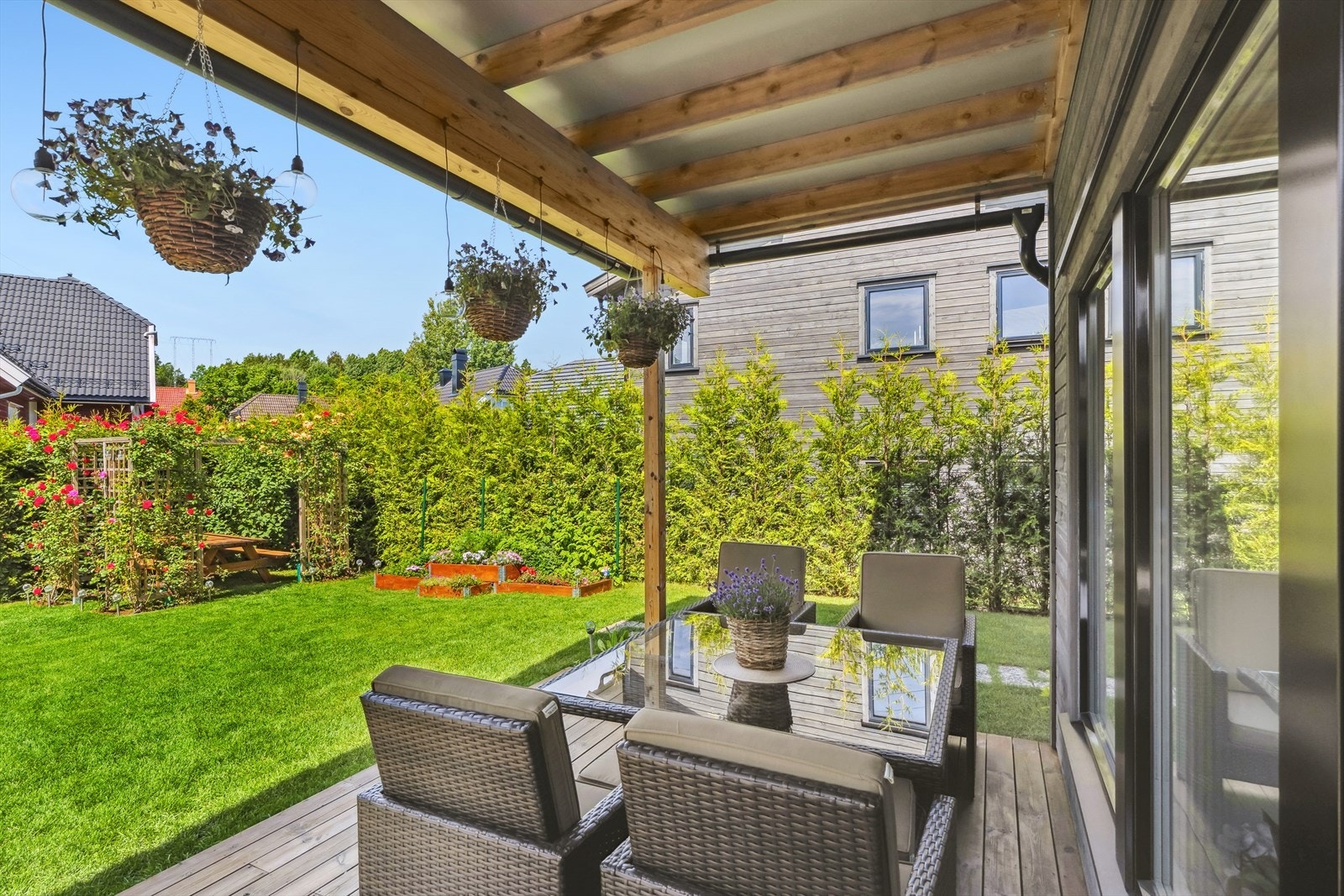 Tiltalende terrasse med dekke av tre rekkverk av liggende trepanel. Galleribilde