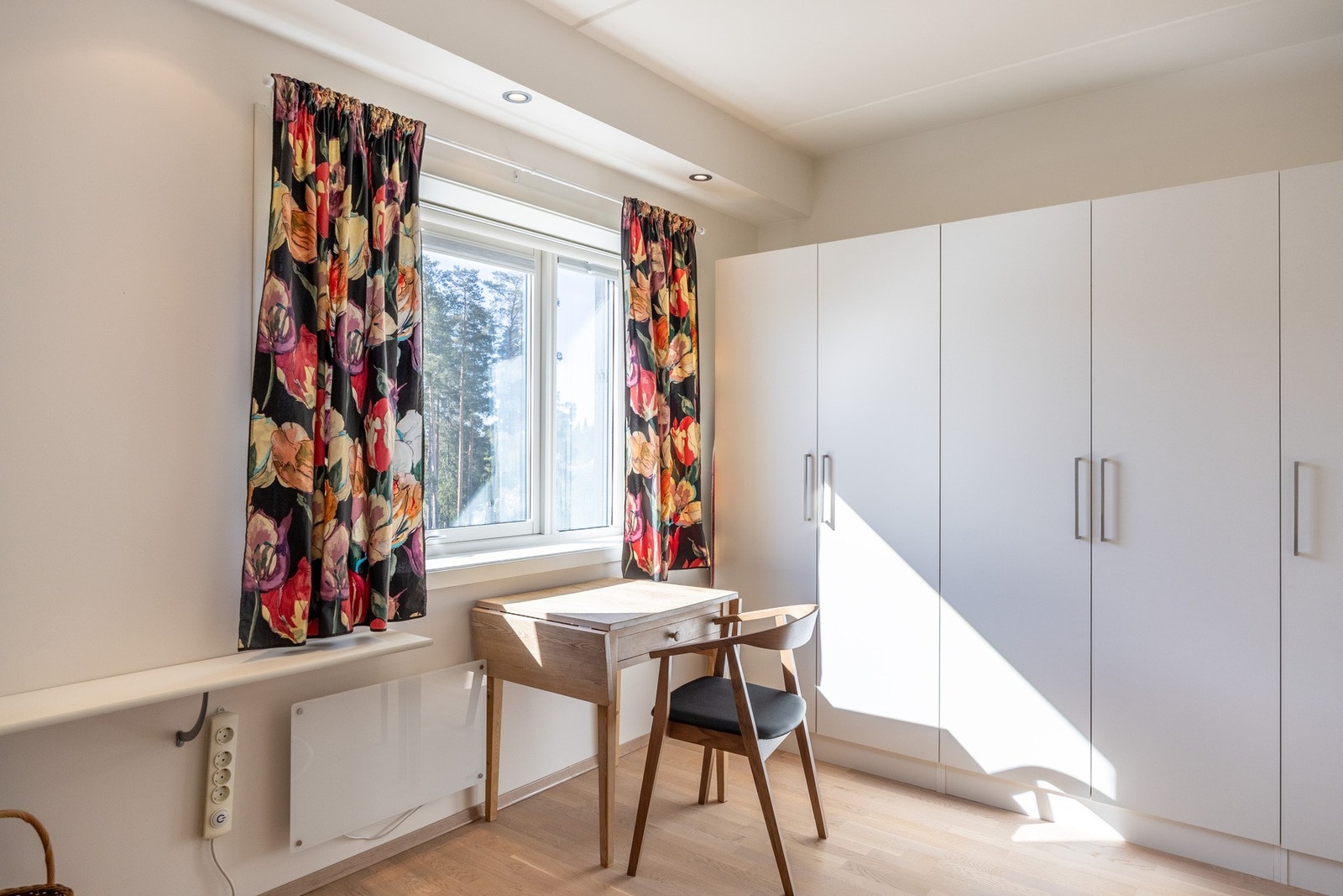 Rikelig med oppbevaringsplass i stor garderobe. Galleribilde