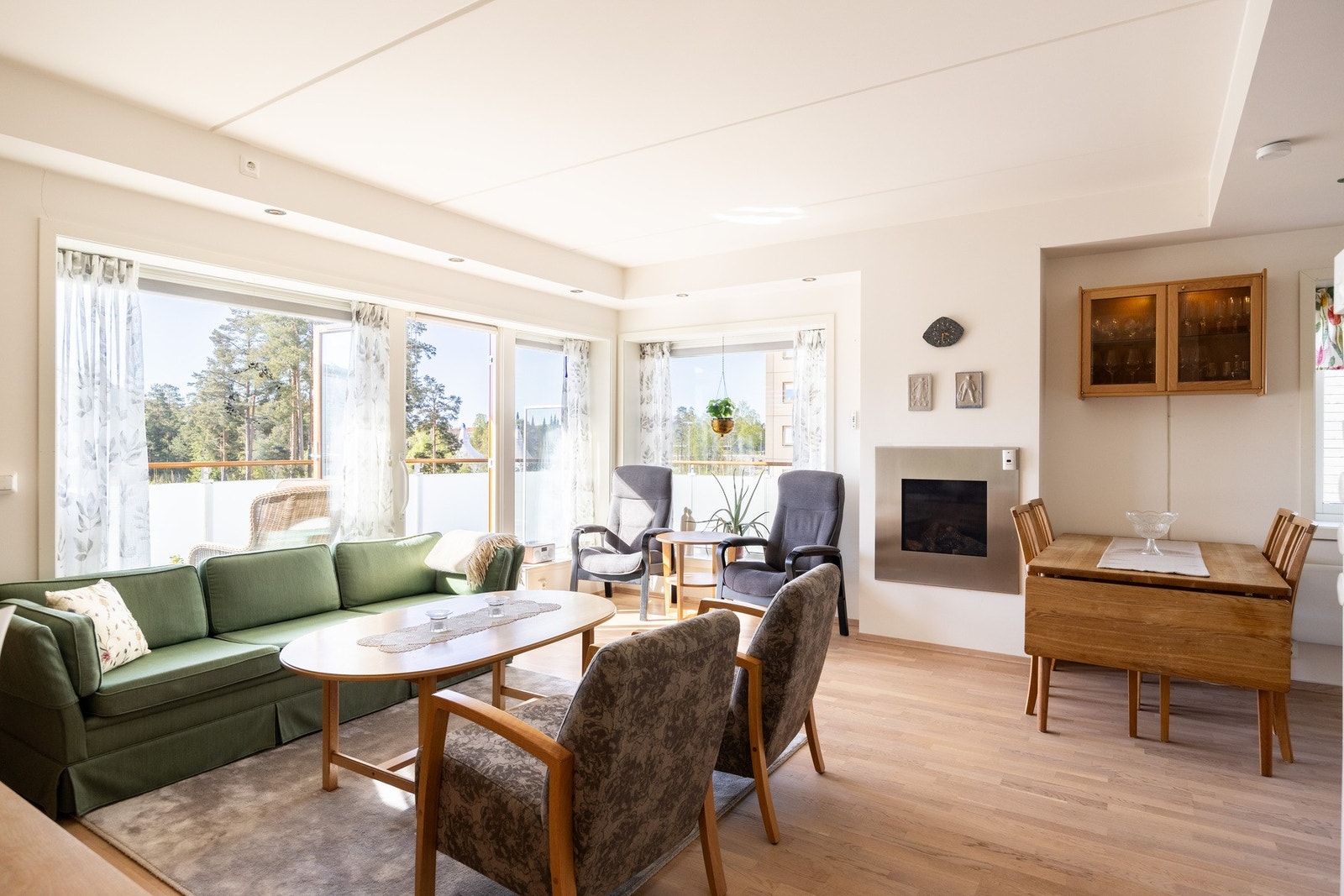 Store vindusflater slipper inn rikelig med naturlig lys, som bidrar til et trivelig hjem. Galleribilde