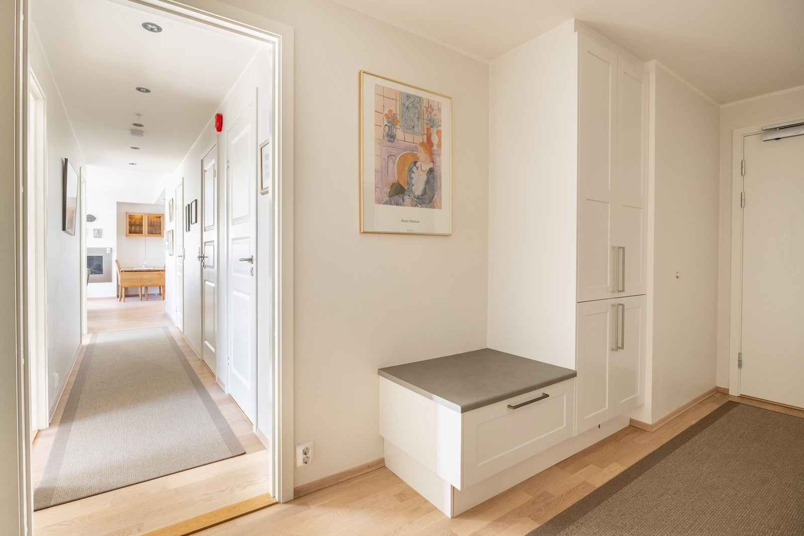 Praktisk garderobe med integrert sittebenk i entré. Galleribilde