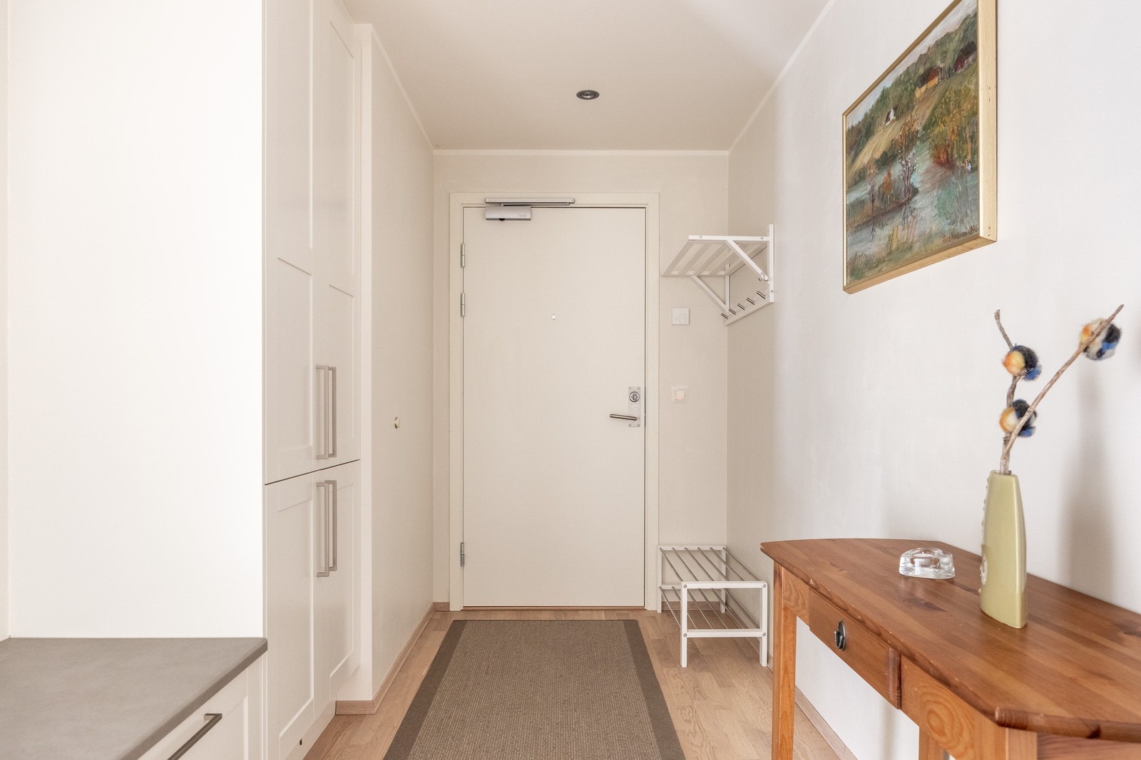 Det er adkomst til leilighetsplan via felles trappeoppgang med heis og dørcalling. Galleribilde