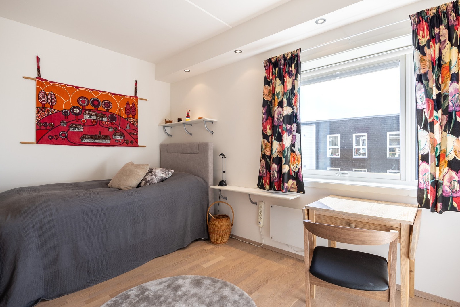 Hovedsoverommet er romslig med god plass til stor dobbeltseng og tilhørende nattbord på hver side. Galleribilde