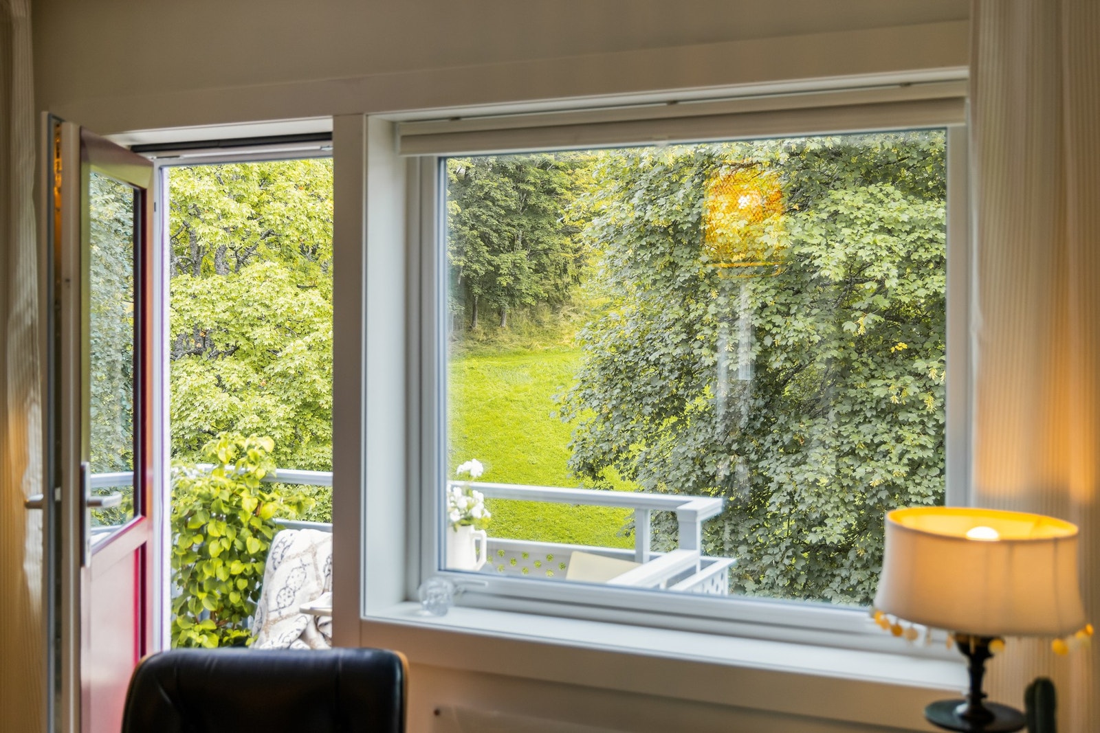 Stuen har en fin utsikt mot Høgskoleparken gjennom vinduene som slipper til godt med dagslys. Galleribilde