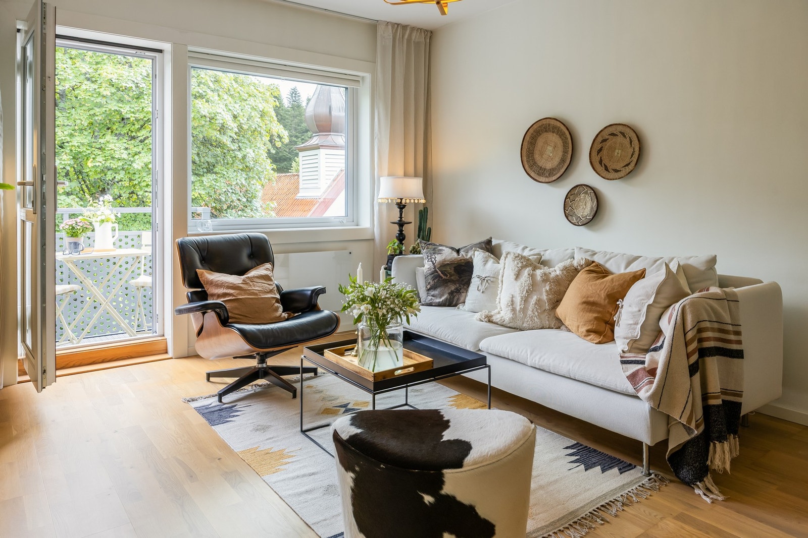 Romslig stue som er lett å innrede. Her får man god plass til sofakrok, TV-bord og spisebord. Galleribilde