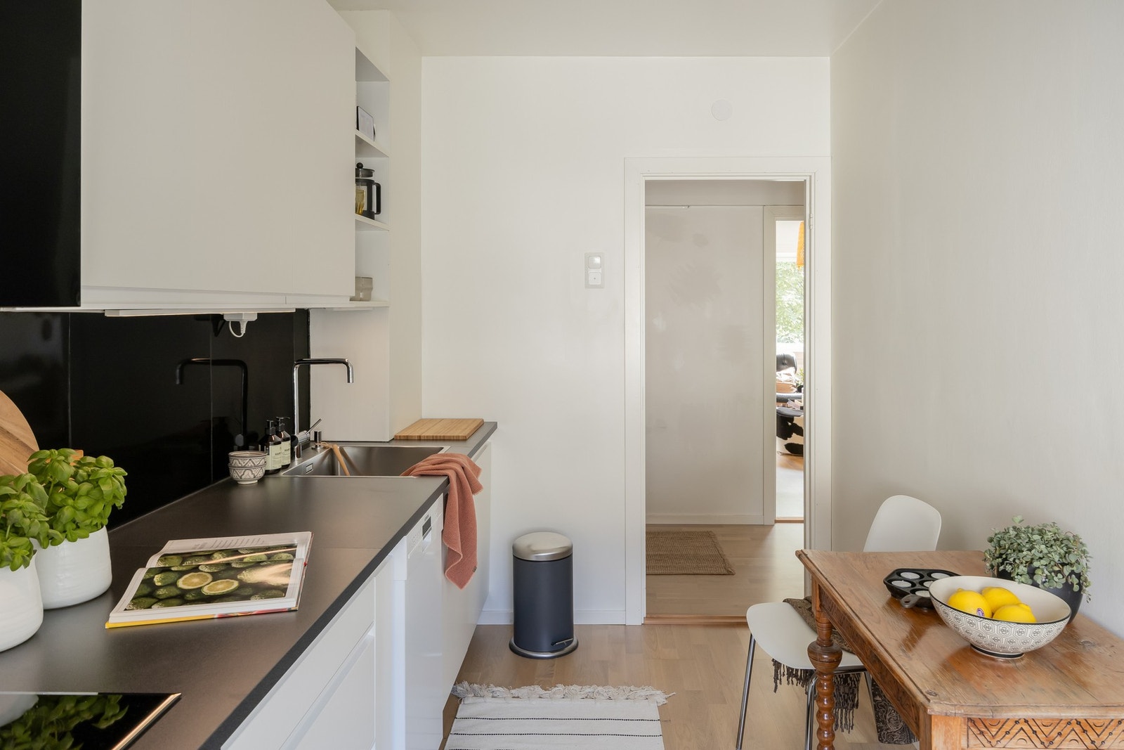 Det er også plass til eget spisebord på kjøkkenet. Galleribilde