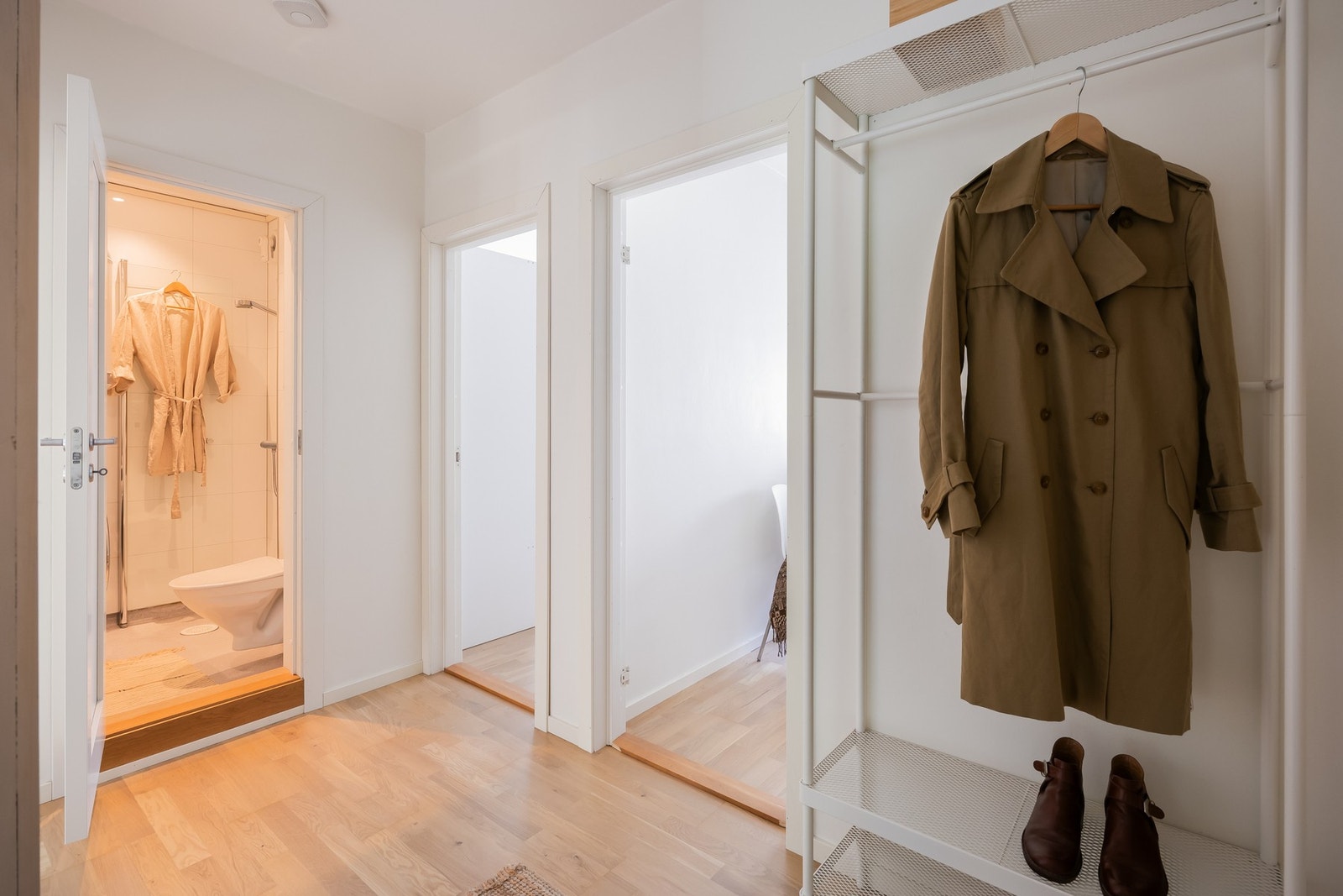 Lyst og innbydende inngangsparti som gir leiligheten et godt førsteinntrykk. Her har man bra med plass til ytterklær og fottøy. Galleribilde