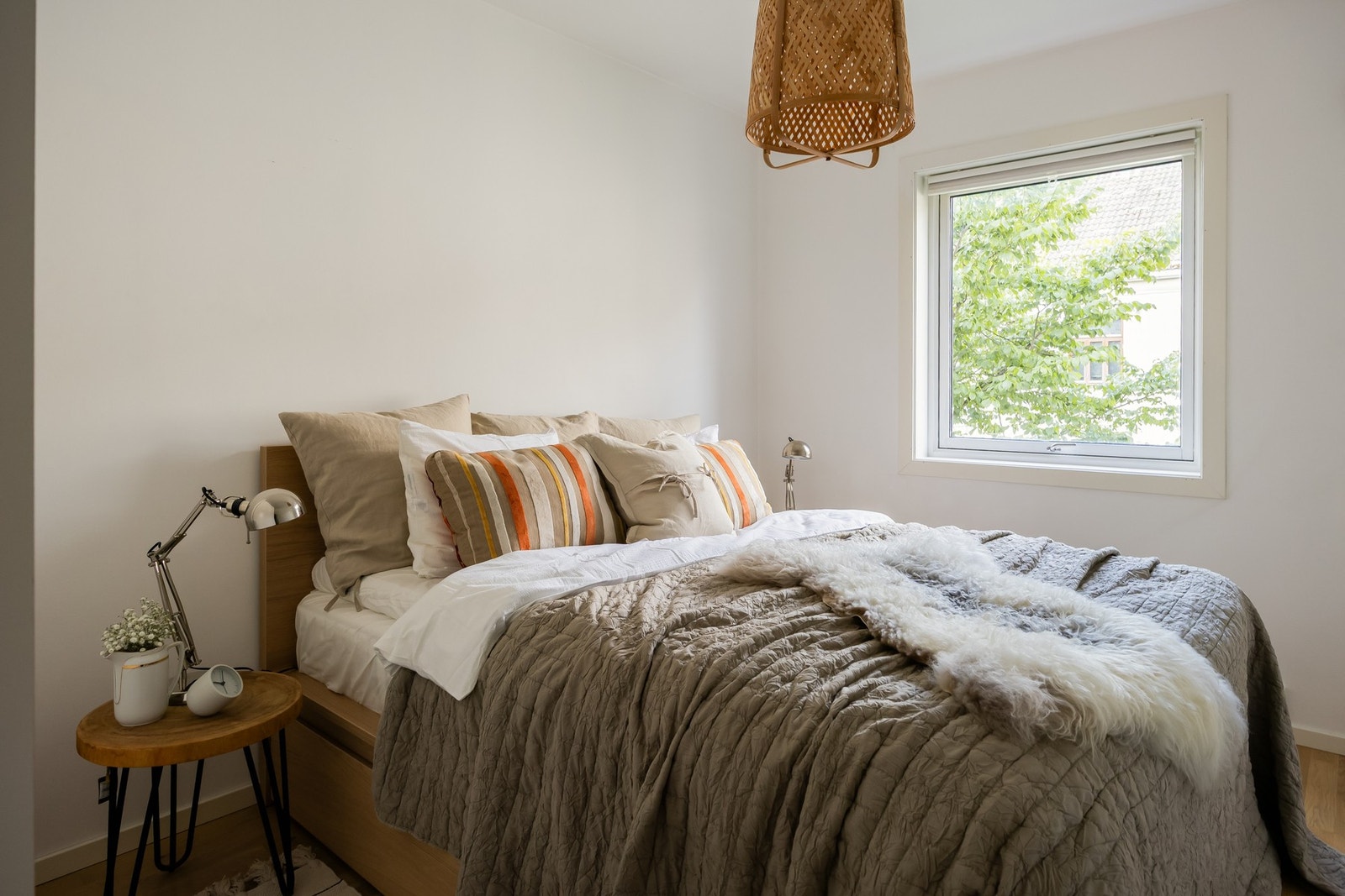 Leilighetens soverom strekker seg over totalt 11 kvm der det er god plass til dobbeltseng og garderobeskap. Galleribilde