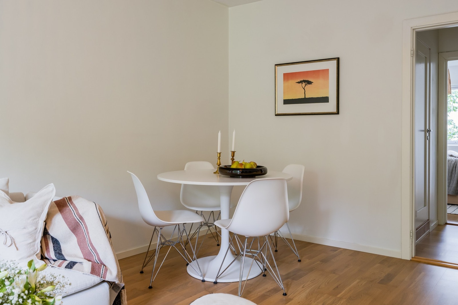 Stuen er totalt på 19 kvm. Her har man bra med plass for større spisebord til sosiale sammenkomster. Galleribilde