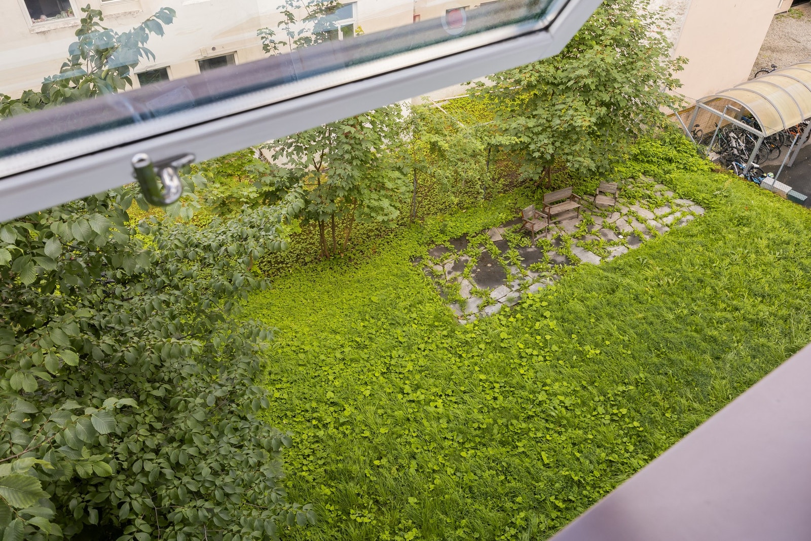 Både soverom og kjøkken vender ut mot en rolig bakgård. Galleribilde