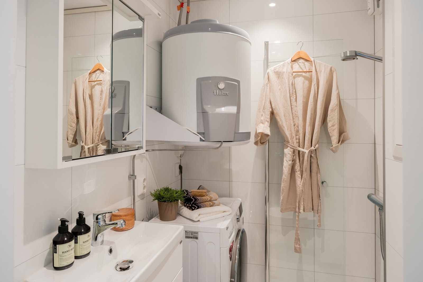 Badet fremstår som moderne og ble renovert av fagfolk så sent som i 2019/2020. Kombi vaskemaskin/tørketrommel medfølger i handelen. Galleribilde