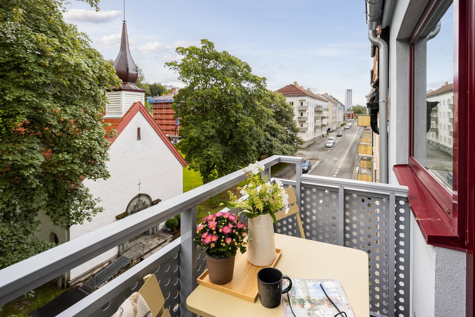 Fra stue har man utgang til balkong med usjenert plassering i 4.etasje, vendt ut mot Høyskoleparken som er en av byens flotteste bydelsparker. Galleribilde