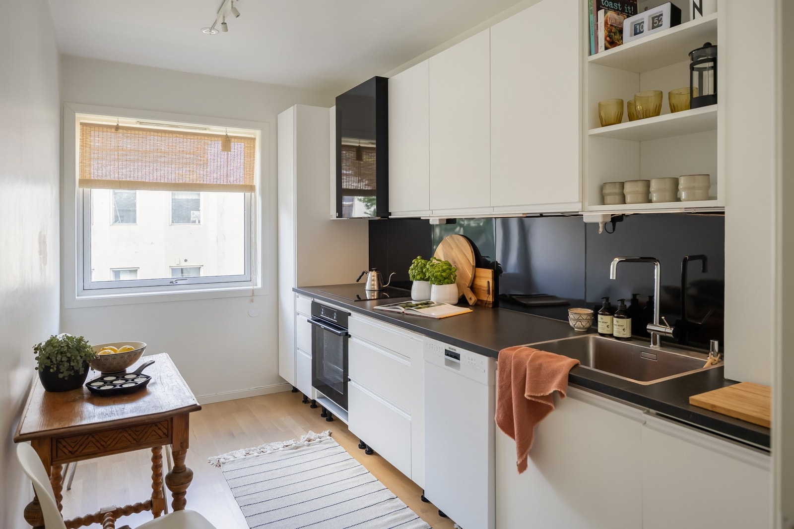 Leiligheten har et flott kjøkken som ble pusset opp i 2015/2016. Godt med naturlig lysinnslipp på særlig ettermiddagstid gir en fin atmosfære her. Galleribilde