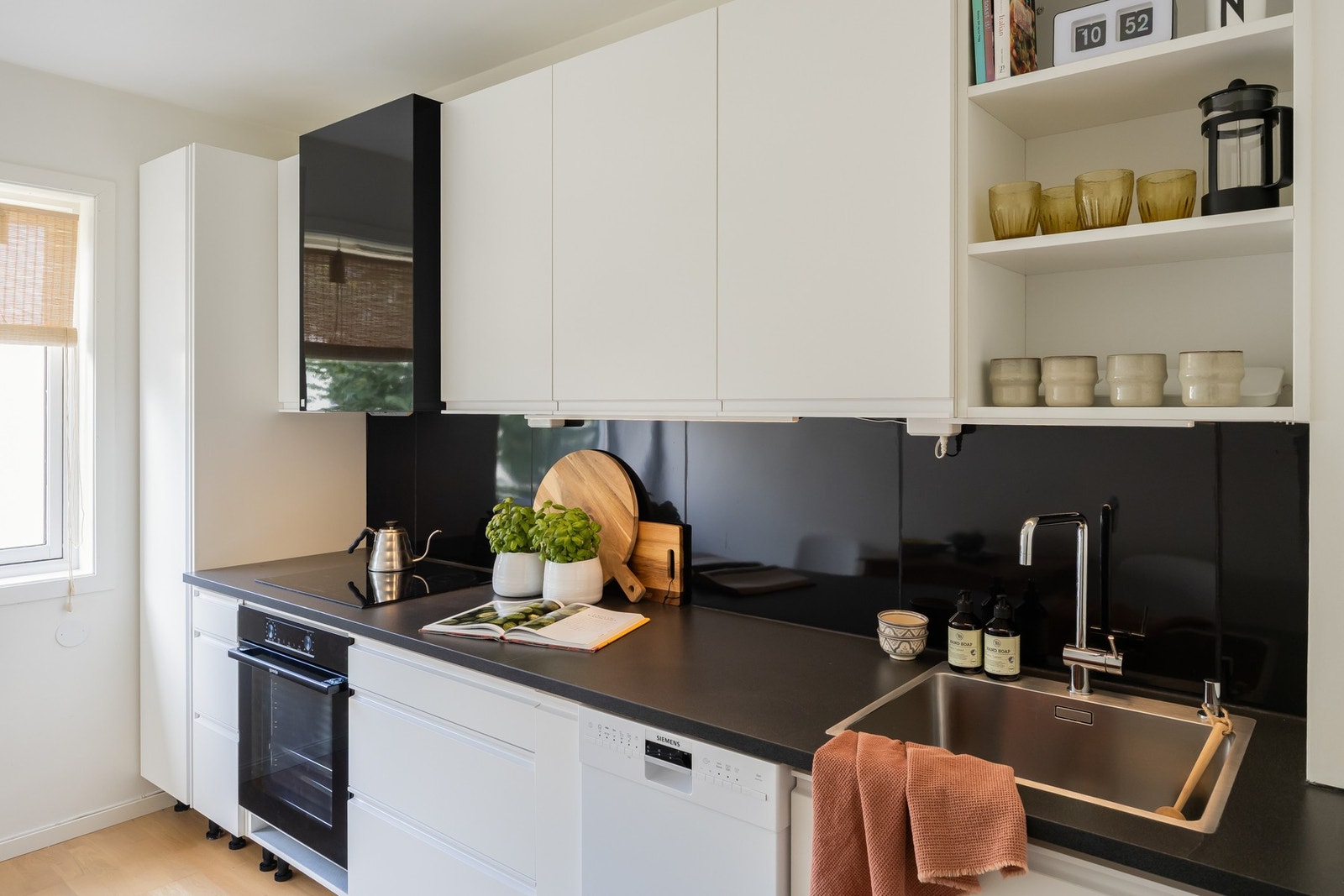 Kjøkkenet ligger avdelt fra stuen og har gode oppbevaringsmuligheter, samt hvitevarer som medfølger i handelen. Det er for øvrig ny (ubrukt) integrert stekeovn på kjøkken. Galleribilde