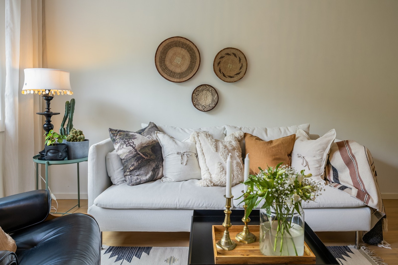 Leiligheten fremstår med en pen og moderne standard uten form for strakstiltak. Glatte vegg og takflater og parkett på gulv. Galleribilde