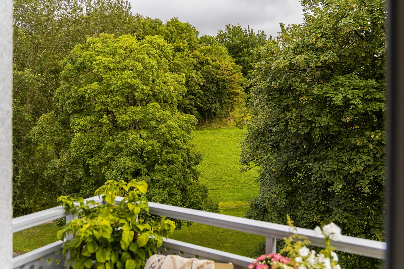 I praksis har man parken nesten som nærmeste nabo med gode muligheter for avslapping og soling dagen gjennom, samt diverse uteaktiviteter. Galleribilde