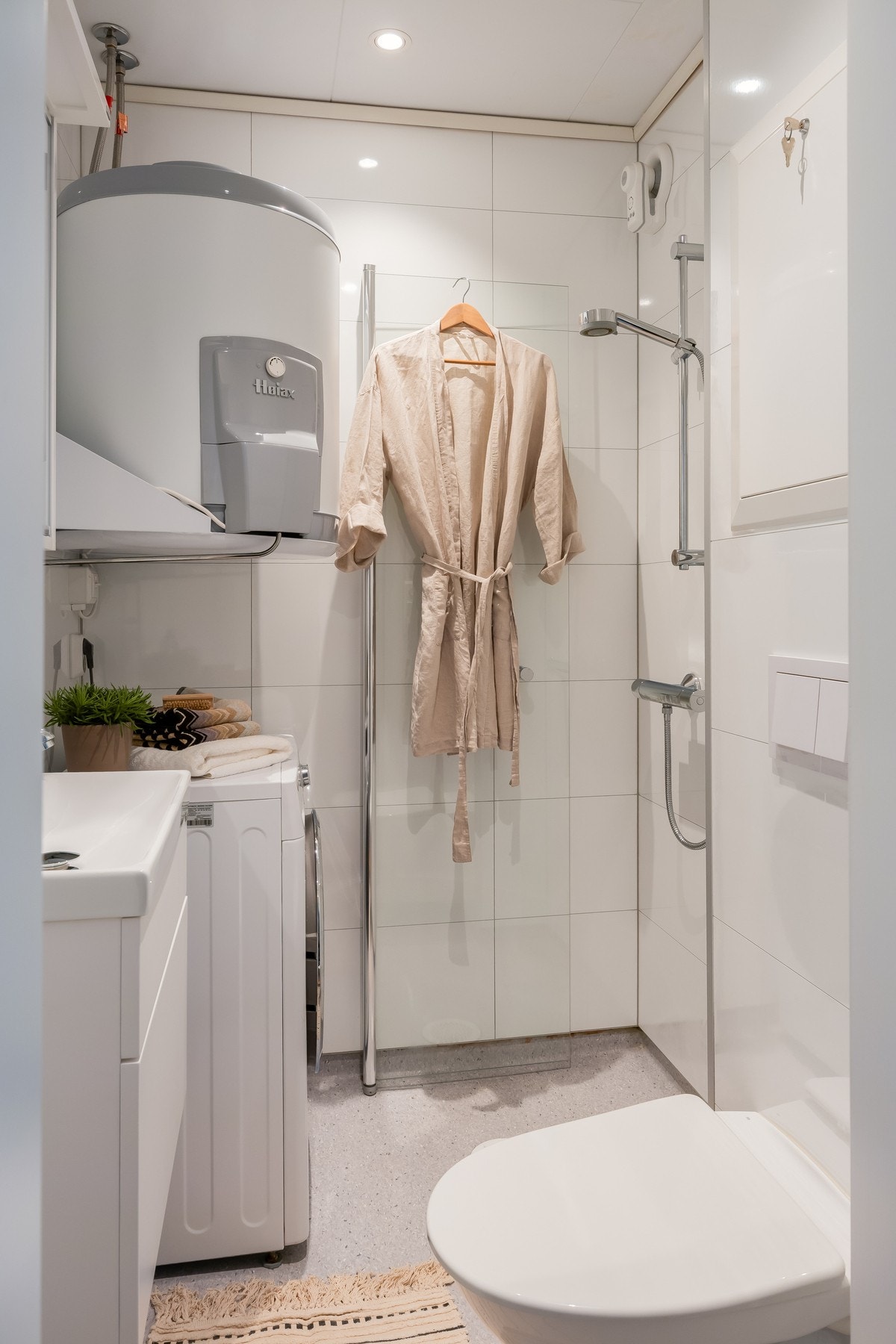 Badet er utstyrt med bl.a. opplegg for vaskemaskin, vegghengt toalett, downlights i tak, dusjhjørne, varmtvannstank, mekanisk avtrekk og flott innredning. Galleribilde