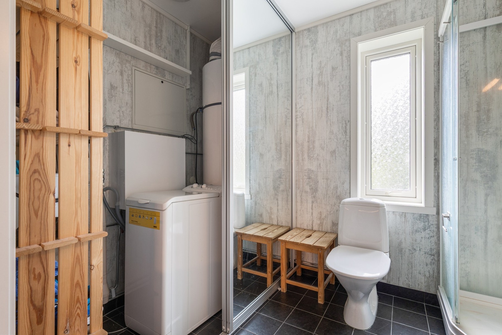Bak skyvedøren finner du opplegg til både vaskemaskin og tørketrommel Galleribilde