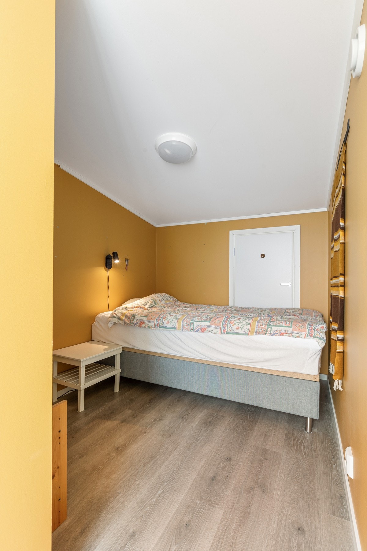 Oppe har du også et soverom, rommet har plass for seng, nattbord og garderobeløsning Galleribilde