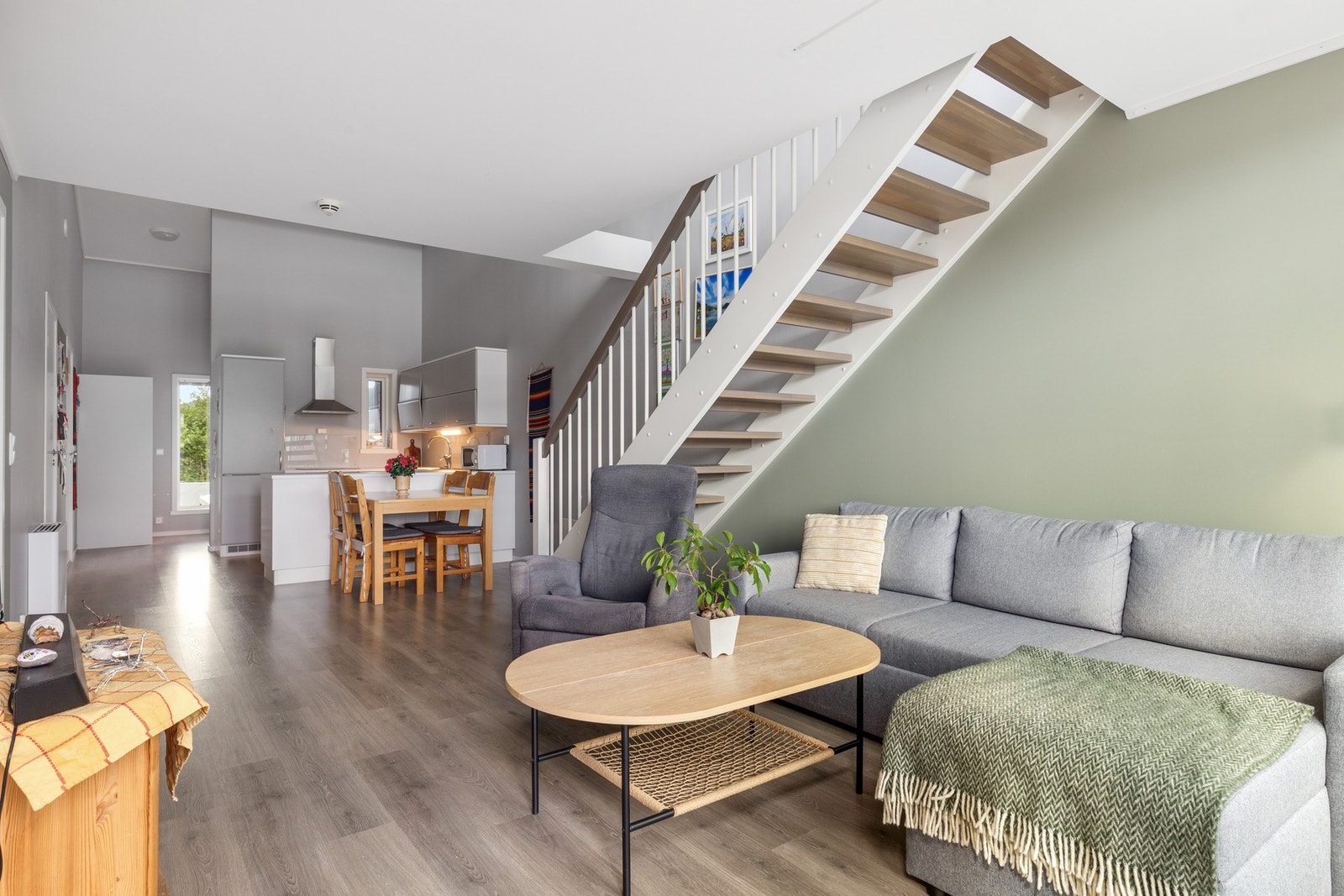 Stuen rommer plass til sofagruppe og spisebord med tilhørende møblement Galleribilde