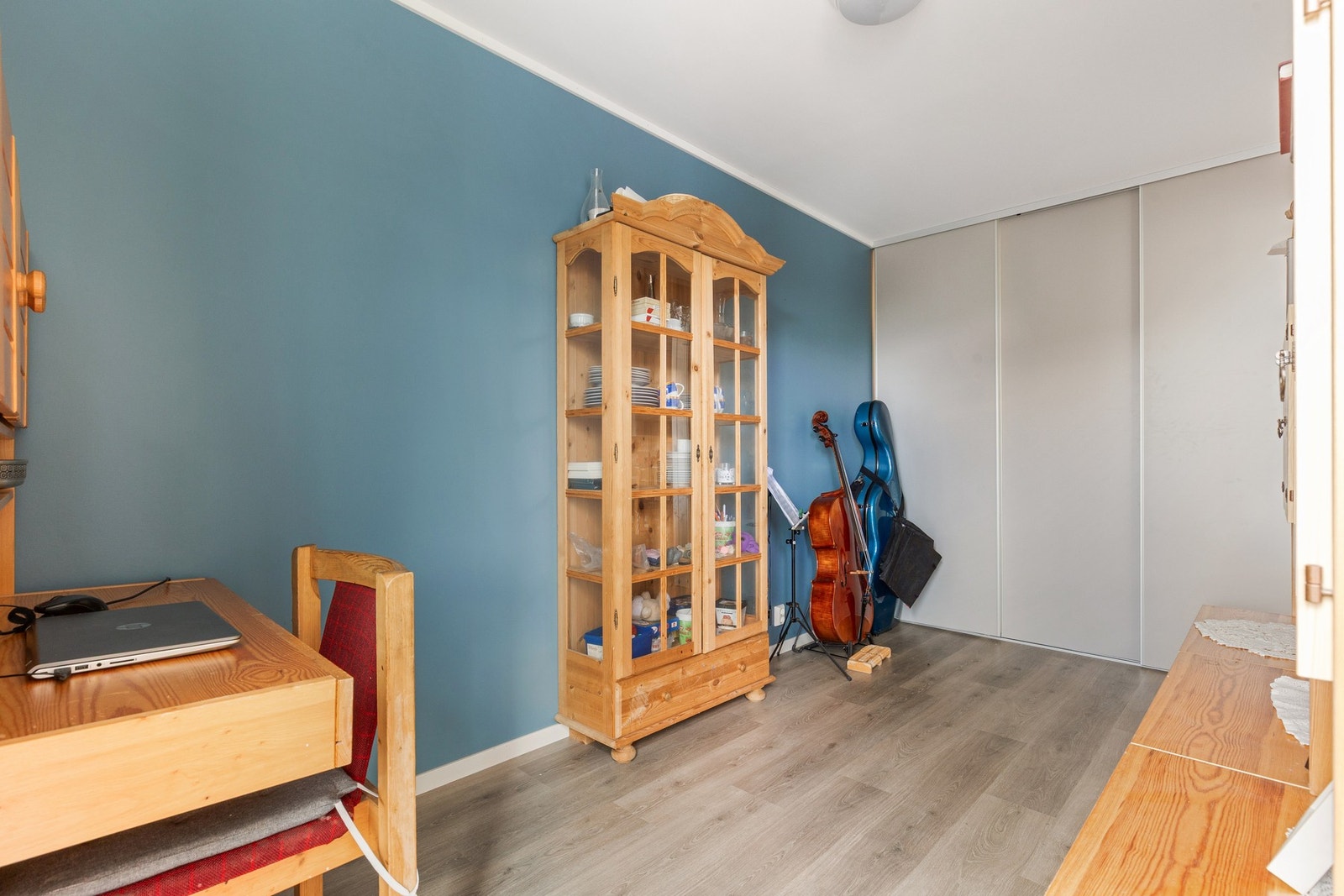 Rommet har en stor og romslig skyvedørsgarerobe med gode oppbevaringsmuligheter Galleribilde