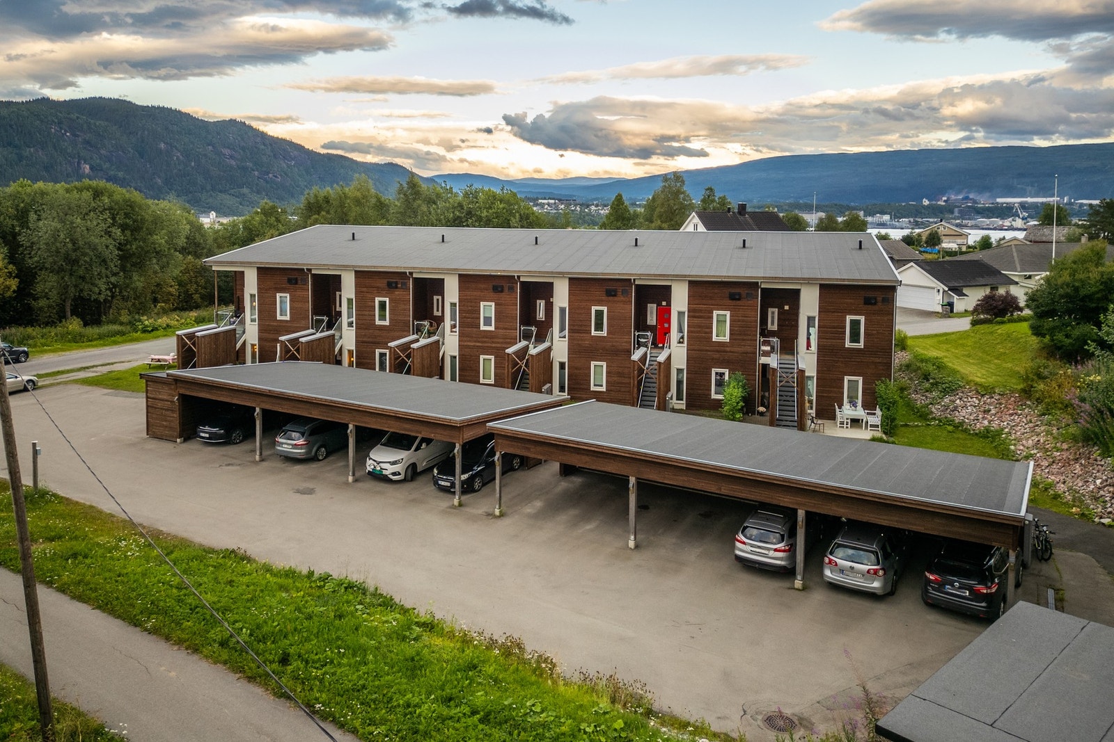Parkering i carport | Bak carporten har du en utvendig bod med gode oppbevaringsmuligheter Galleribilde