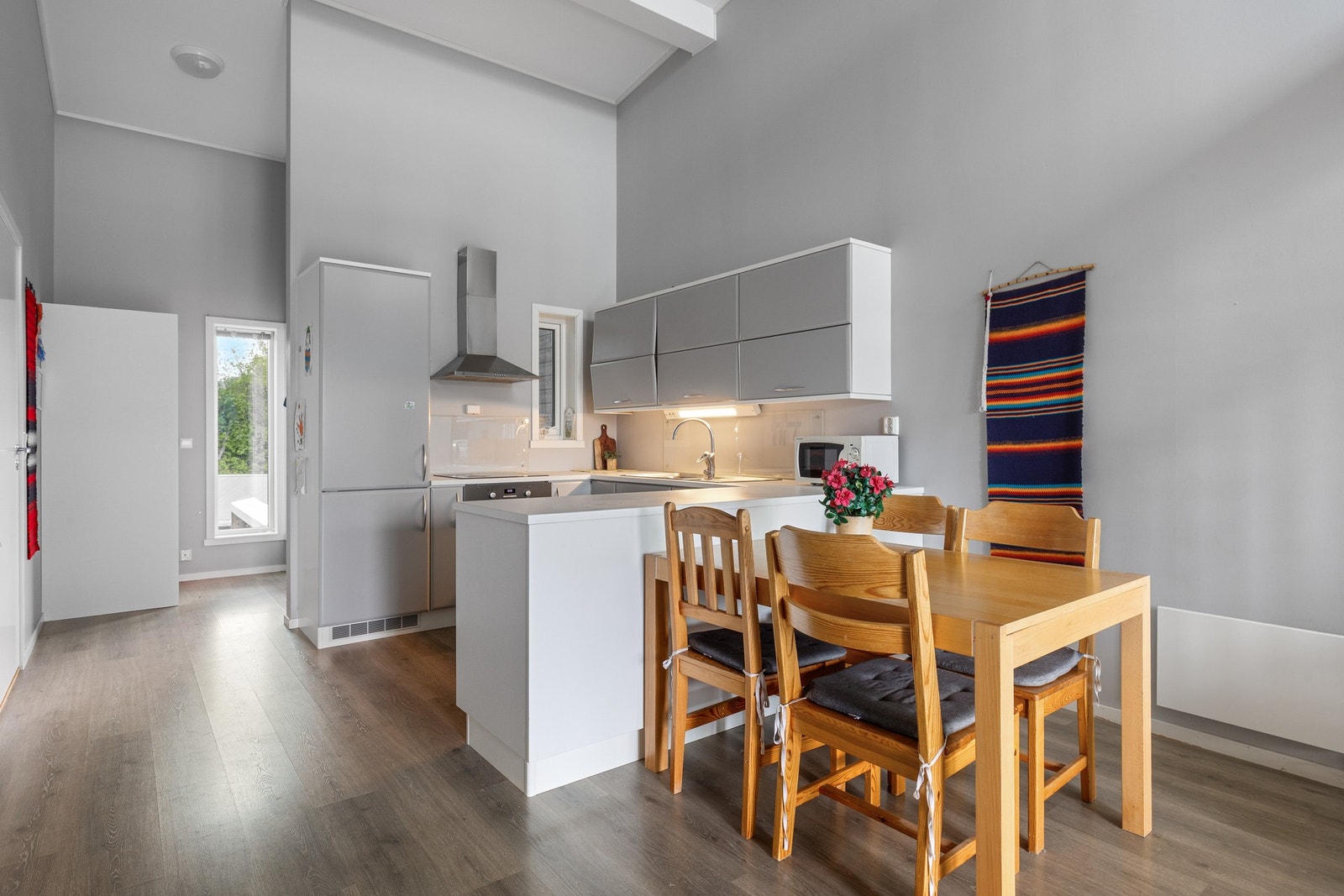 Kjøkkenet har godt med skap og benkeplass og integrerte hvitevarer Galleribilde