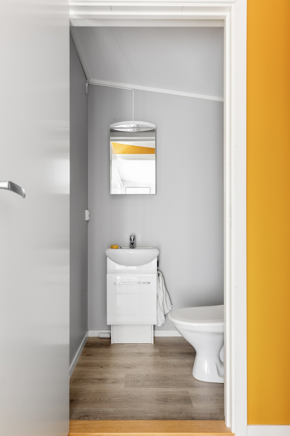 Separat toalettrom med vask oppe på loftsetasjen Galleribilde