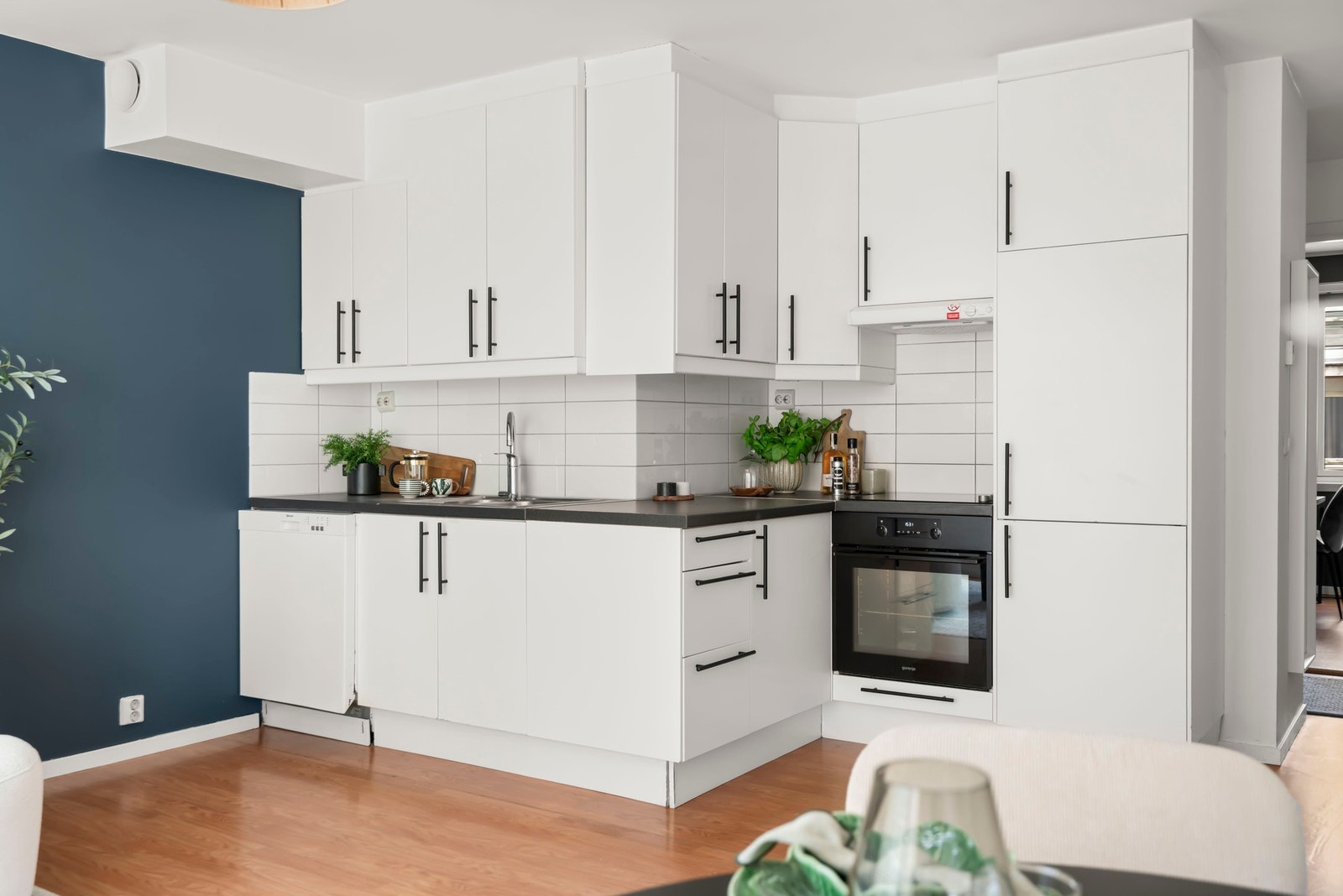 Utstyrt med kjøleskap fra 2023, stekeovn fra 2020, og oppvaskmaskin. Det er nedfelt stålvask med ettgreps blandebatteri. Galleribilde