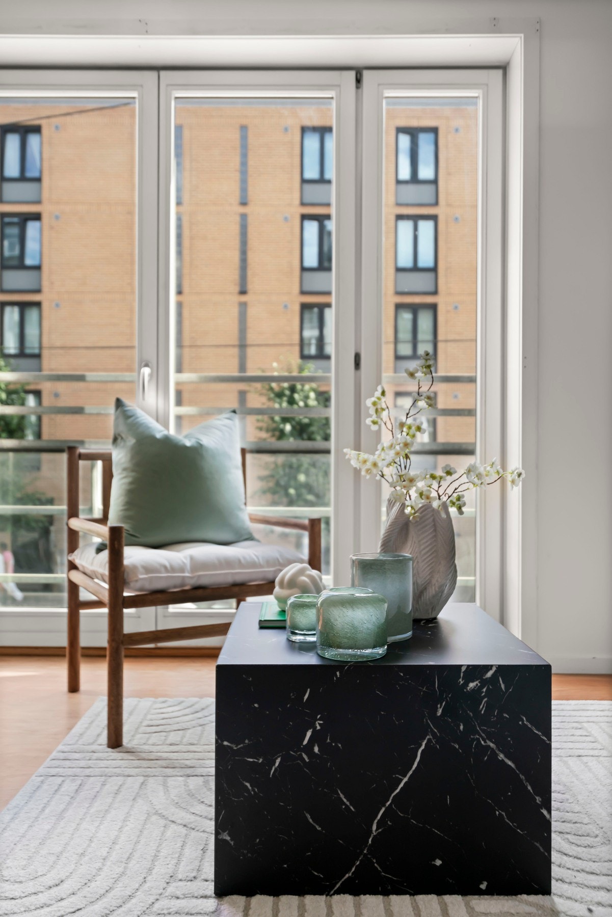 Fransk balkong i stuen slipper inn rikelig med naturlig lys og skaper en luftig atmosfære. Galleribilde