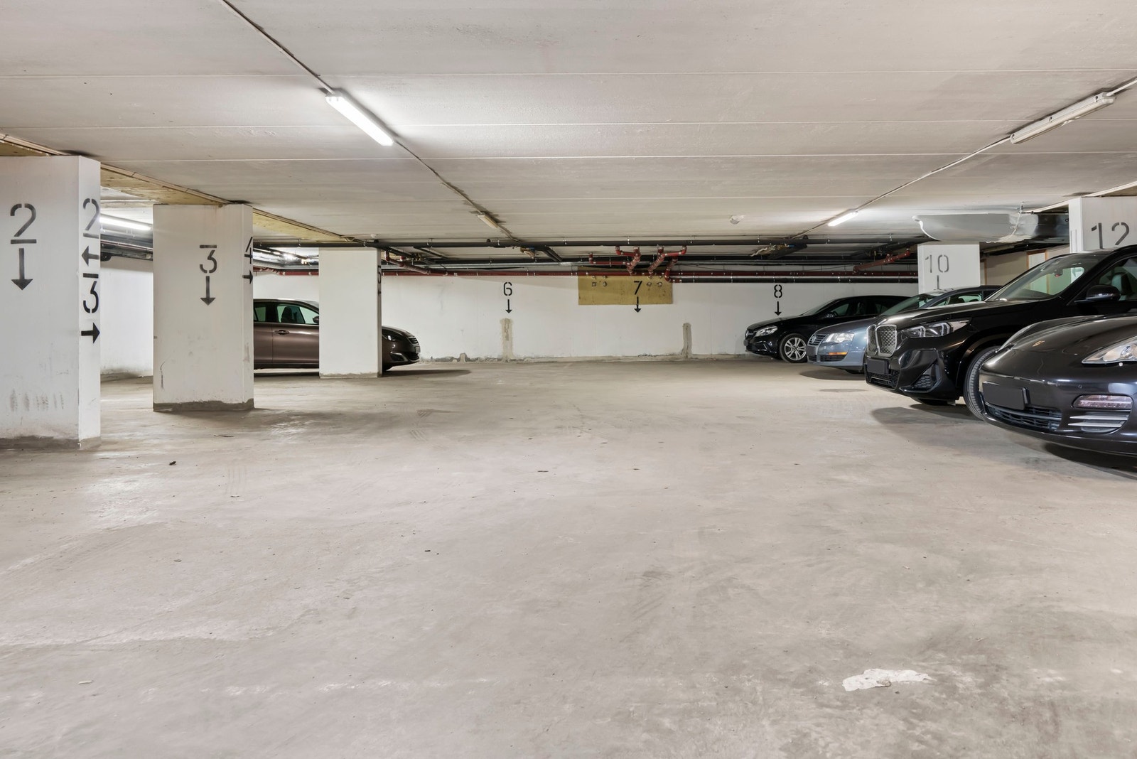 Seksjonen disponerer en garasjeplass i kjeller, og en kjellerbod på 5 kvm. Det er heisadkomst fra 2. etasje. Galleribilde